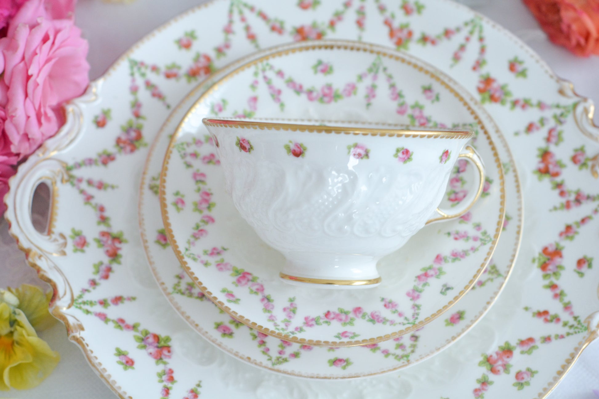 バラのガーランド模様が可愛らしい、ジョージ・ジョーンズ・クレッセントのセットです。カップ&ソーサー、サイドプレート、B&Bプレートのとても便利なセットです。クレッセントらしい可憐で上品な雰囲気がティータイムを盛り上げます。素磁の模様もとっても可愛らしいですよ。