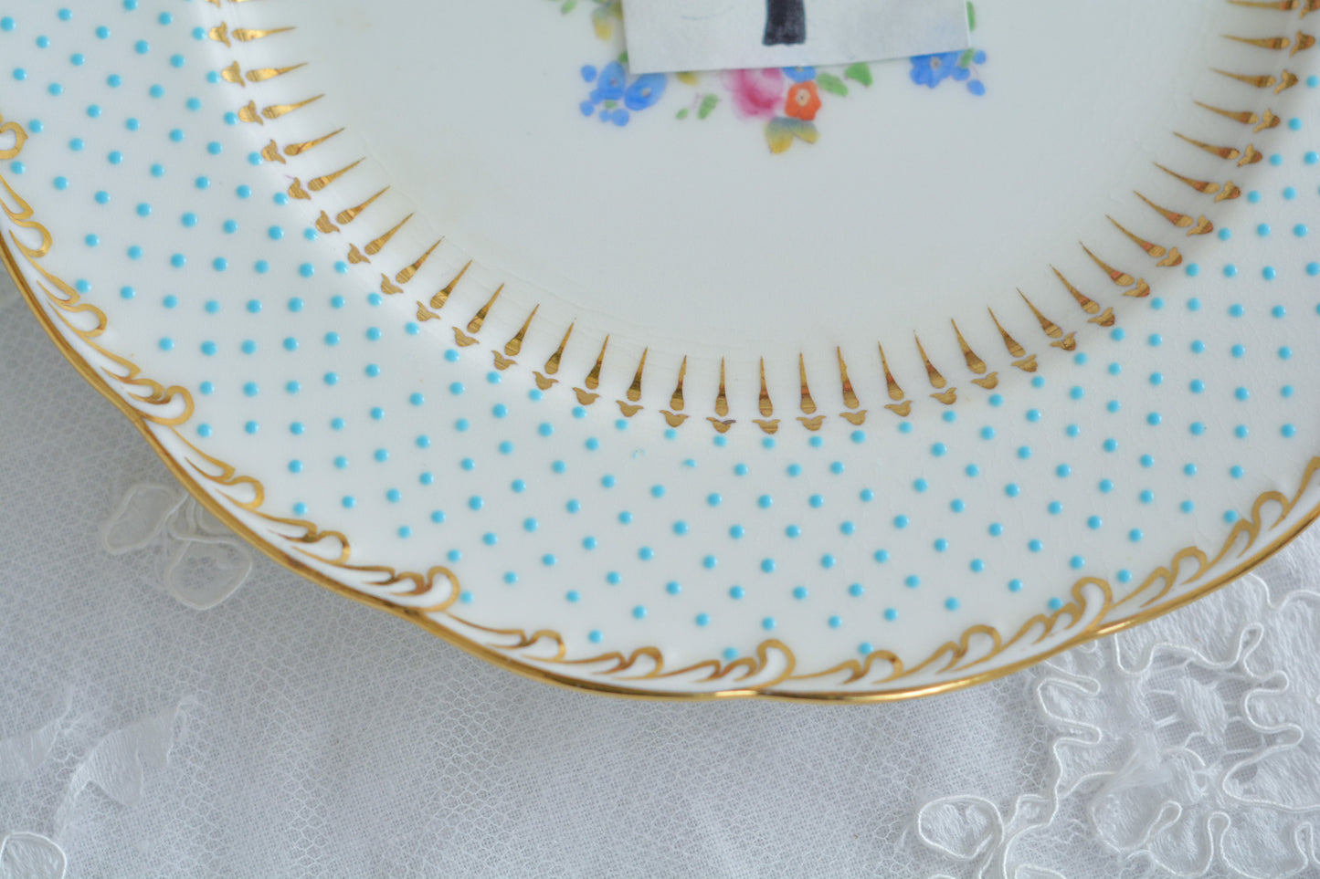 ティファニー特注の洗練された美しさとエナメルジュールの高度な技法で描かれた立体的なドット模様が素晴らしい、ミントンのデザートプレートです。ティファーニーらしい上品なプレートですね。ミントンブルーのプレートでデザートタイムをお楽しみください。こちらはどのプレートにも貫入が見られます。そのためお買い得価格になっています。