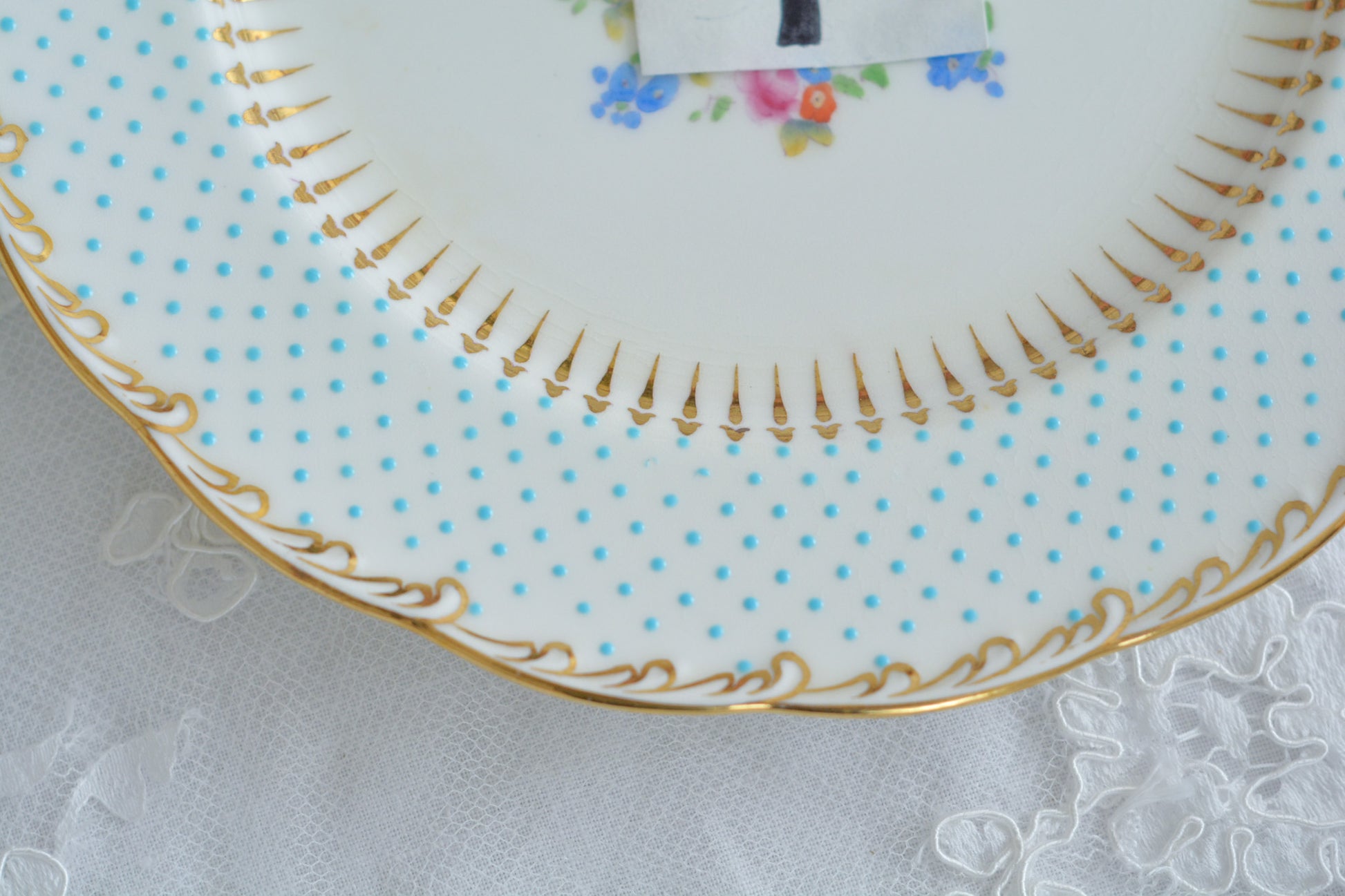 ティファニー特注の洗練された美しさとエナメルジュールの高度な技法で描かれた立体的なドット模様が素晴らしい、ミントンのデザートプレートです。ティファーニーらしい上品なプレートですね。ミントンブルーのプレートでデザートタイムをお楽しみください。こちらはどのプレートにも貫入が見られます。そのためお買い得価格になっています。