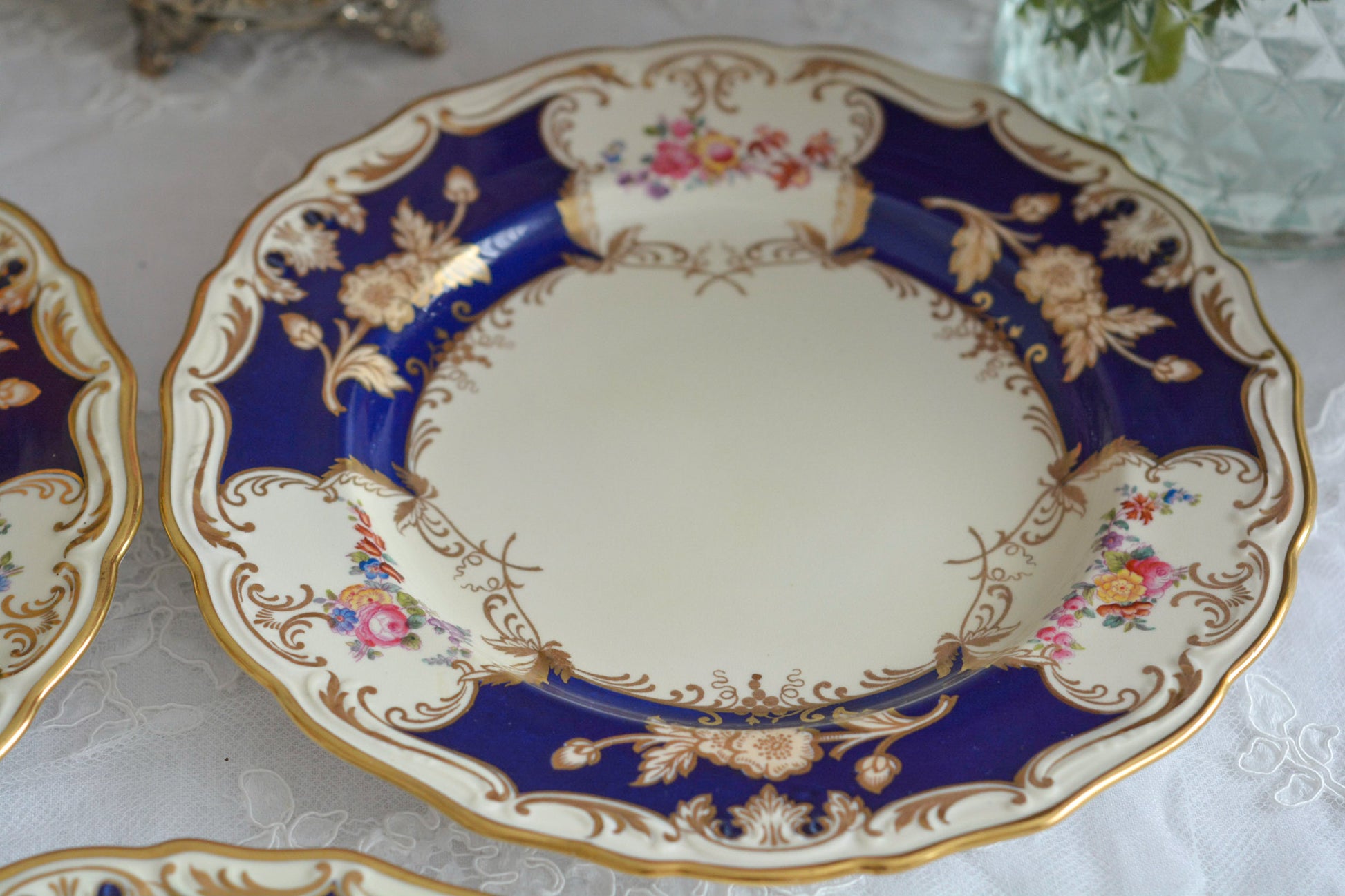 コープランドの美しいプレートがやってきました!コバルトブルーとベージュカラーにハンドペイントで美しい花々が描かれています。プレートの深さがあるタイプでサービングプレートとしてもお使いいただきやすいかと思います。貫入は見られますが、金彩のスレはほとんどないプレート達です。蚤の市の特別セットです!貫入のない素晴らしい状態の同じプレートは新着コーナーに掲載中です。