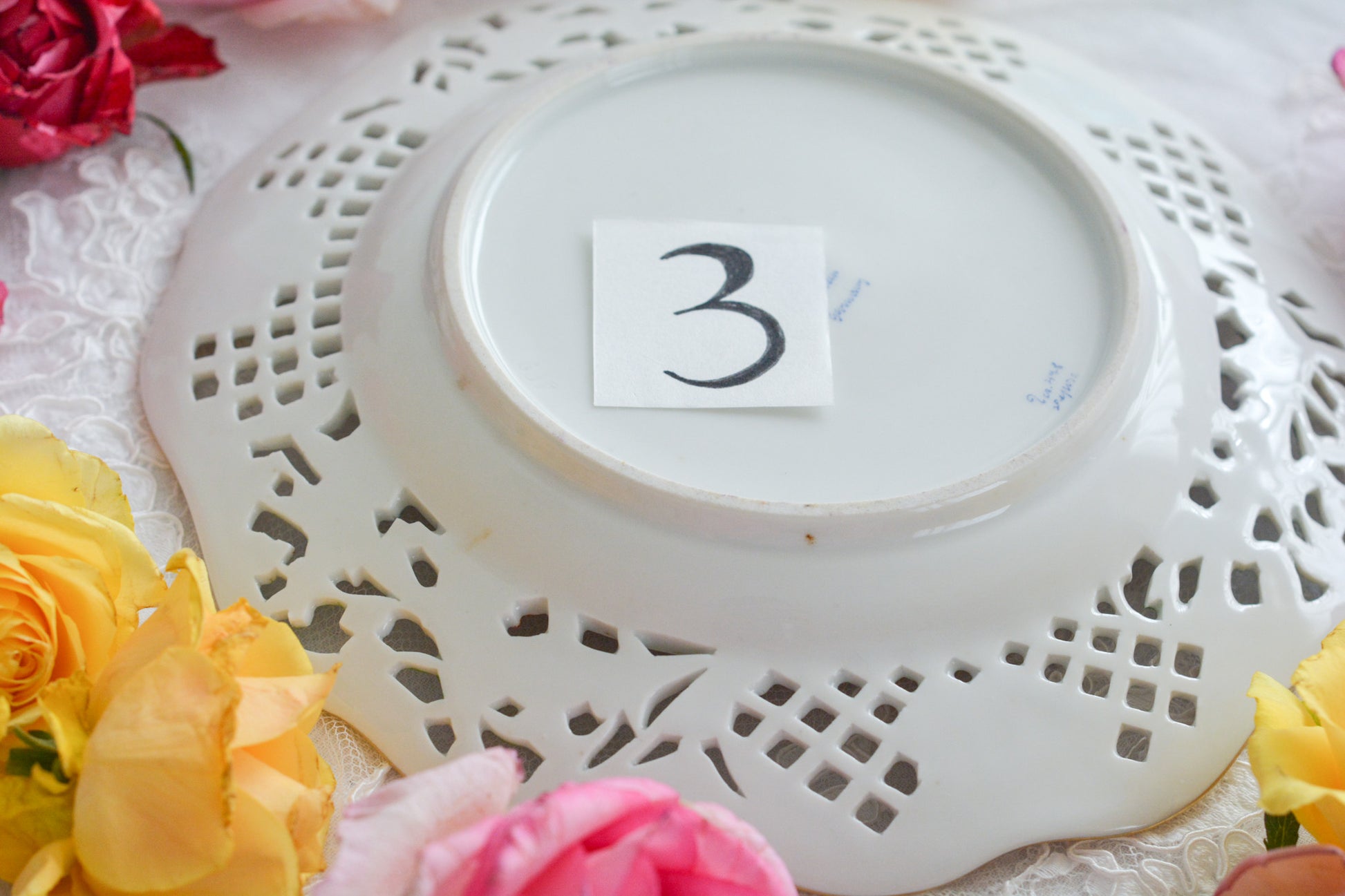 オーストリアの「国の母」とたたえられたハプスブルグ家の女帝「マリア・テレジア」。のちにフランス国王ルイ16世に嫁いだマリー・アントワネットの母でもあります。その名前にふさわしく、また、ウィーンの煌びやかな芸術や宮殿を思わせるような華やかで美しい世界観のプレートです。カール・ティーメの素晴らしいハンドペイントの絵付けをお楽しみください。