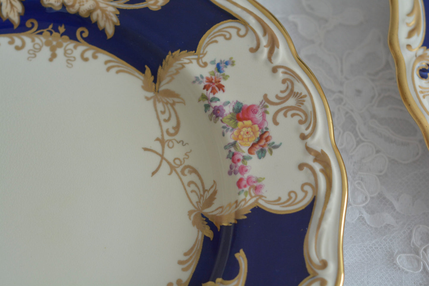 コープランドの美しいプレートがやってきました!コバルトブルーとベージュカラーにハンドペイントで美しい花々が描かれています。プレートの深さがあるタイプでサービングプレートとしてもお使いいただきやすいかと思います。貫入は見られますが、金彩のスレはほとんどないプレート達です。蚤の市の特別セットです!貫入のない素晴らしい状態の同じプレートは新着コーナーに掲載中です。