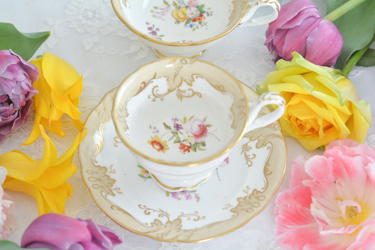 リッジウェイの優雅なトゥルートリオです。ハンドルがとても可愛らしく、ハンドペイントで描かれたお花達も生き生きと描かれています。トゥルートリオは、ティーカップ、コーヒーカップ、ソーサーのセットでヴィクトリア時代の初期頃まではトリオといえばこちらが主流でした。今ではとても貴重になっています。紅茶もコーヒーも楽しめるのがいいですね。