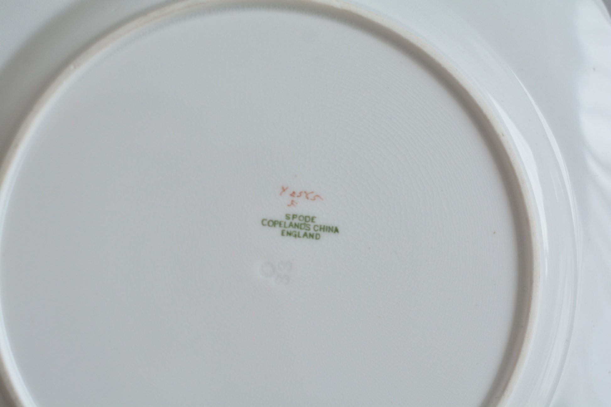 コープランドの美しいプレートがやってきました!コバルトブルーとベージュカラーにハンドペイントで美しい花々が描かれています。プレートの深さがあるタイプでサービングプレートとしてもお使いいただきやすいかと思います。貫入は見られますが、金彩のスレはほとんどないプレート達です。蚤の市の特別セットです!貫入のない素晴らしい状態の同じプレートは新着コーナーに掲載中です。