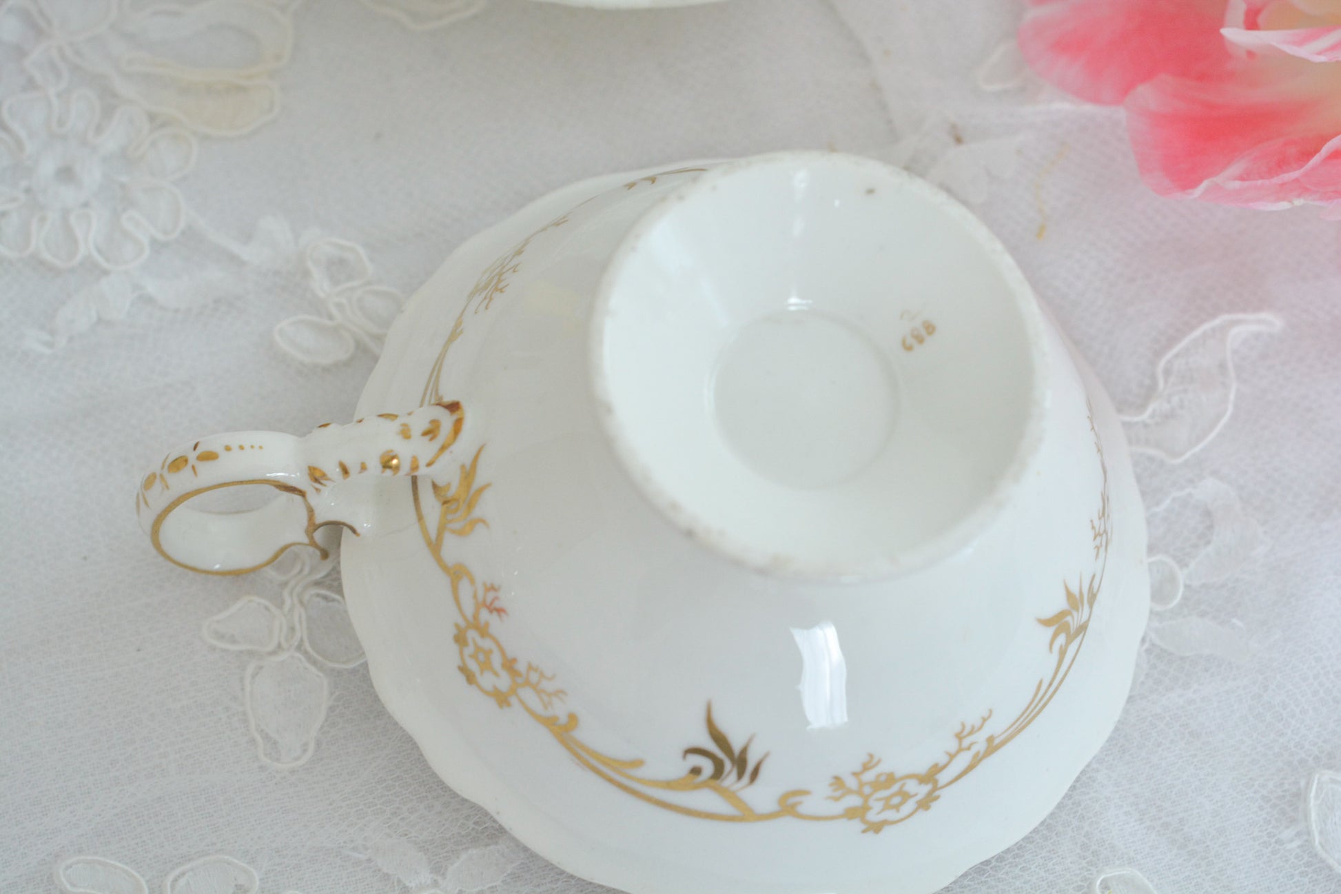 コールポートの中でも一番人気があるアデレードシェイプ。こちらはイギリスの美しい風景が描かれたお品です。のどかな風景がカップ、ソーサーそれぞれに描かれていてなんだかとても温かな気持ちになります。風景画を見ながら紅茶を楽しめる素敵なカップです。