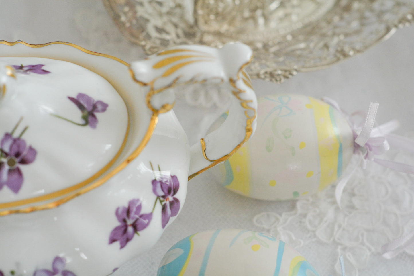 ハマースレイの人気シリーズ、ヴィクトリアンバイオレットシリーズのティーポットです。小さめのサイズで1〜2名のティータイムにぴったりなサイズです。可憐なすみれの模様と優雅なシェイプがとても美しく、おうちティータイムを華やかに盛り上げてくれます。こちらはオールドバックスタンプのお品で、貴重な1930年代頃の作品です。