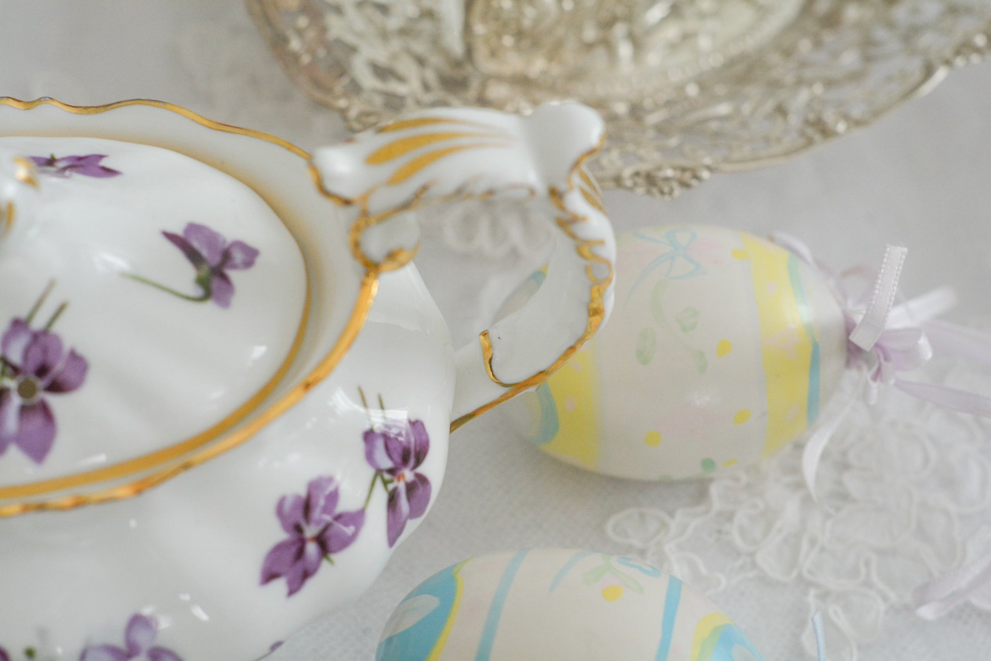 ハマースレイの人気シリーズ、ヴィクトリアンバイオレットシリーズのティーポットです。小さめのサイズで1〜2名のティータイムにぴったりなサイズです。可憐なすみれの模様と優雅なシェイプがとても美しく、おうちティータイムを華やかに盛り上げてくれます。こちらはオールドバックスタンプのお品で、貴重な1930年代頃の作品です。