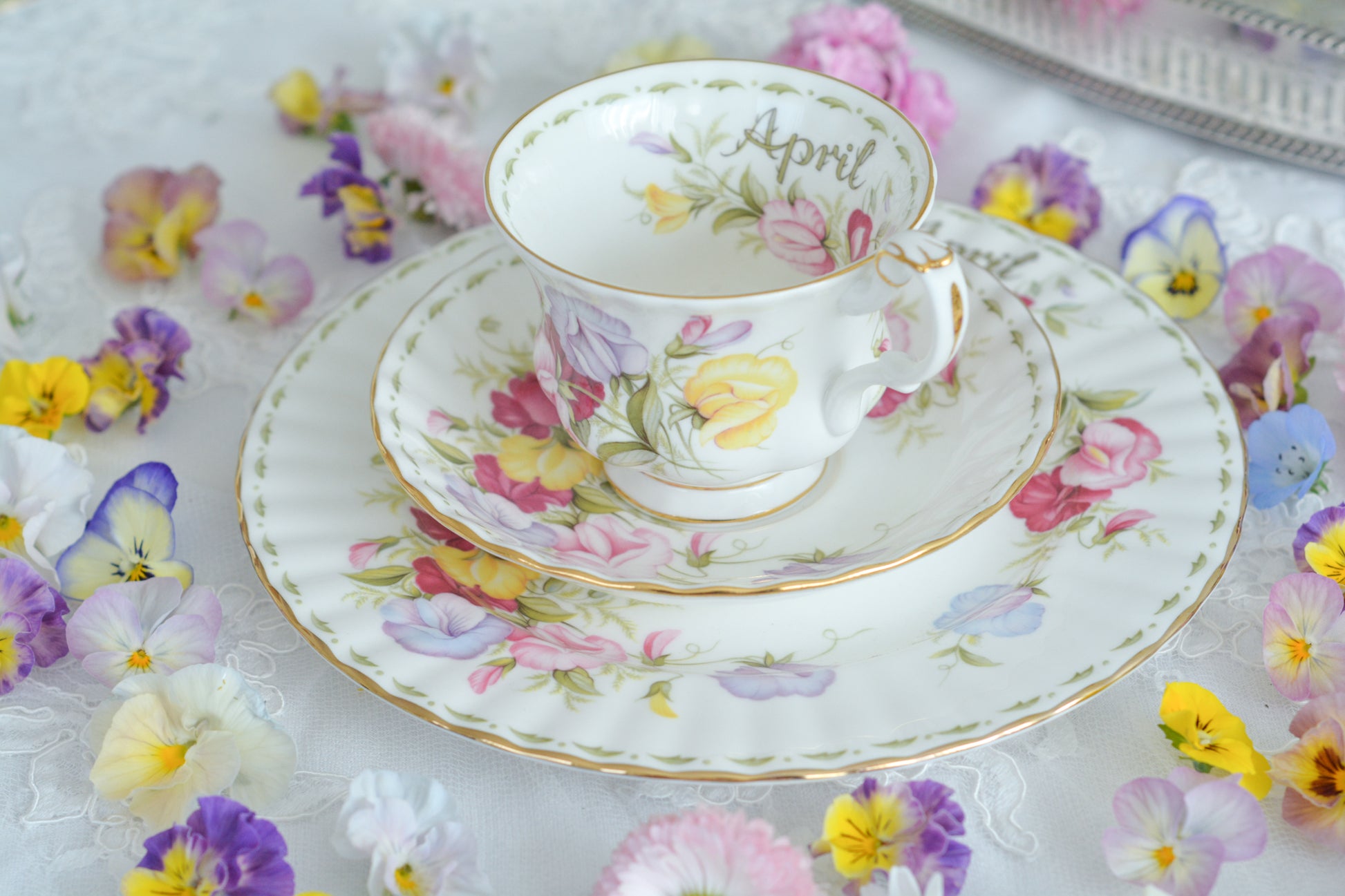 ロイヤルアルバートの人気シリーズの一つ、「フラワーオブマンス」1月から12月までそれぞれの季節のお花がモチーフのシリーズで、ついつい集めたくなってしまう魅力があります。今回ご紹介するのは、4月(April)。4月のお花はスイトピーです。春らしい明るいカラーでとても可愛らしいお品。貴重なトリオとなっております。4月生まれの方はもちろん、コレクションしてらっしゃる方、お探しの方もぜひ。