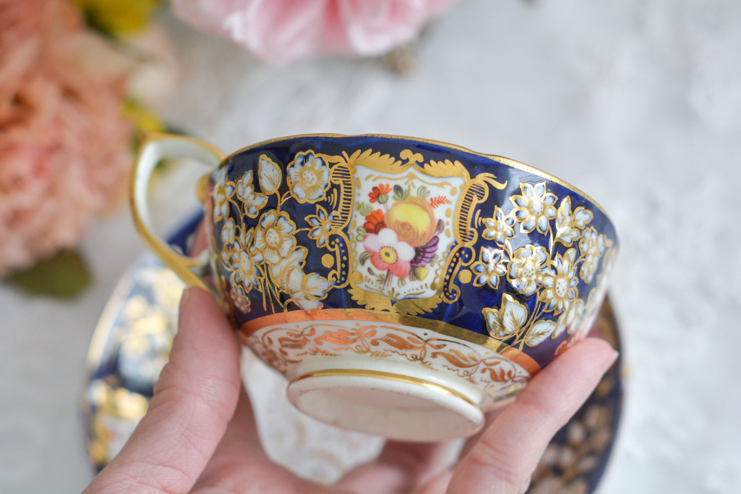 コールポートの1820年代に作られたとっても貴重なお品。コバルトブルー地に白抜きの立体的なお花模様、エナメル画のブーケは繊細なタッチで大変美しく描かれています。まさしく貴族のティータイムのためのカップ。当時の持ち主の大切な財産だったことでしょう。そしてこちらは実際に使われていたと思われます。金彩が剥がれていたり、ソーサーはヒビがあるけれど、よく200年間受け継がれてここに来てくれたと思います。