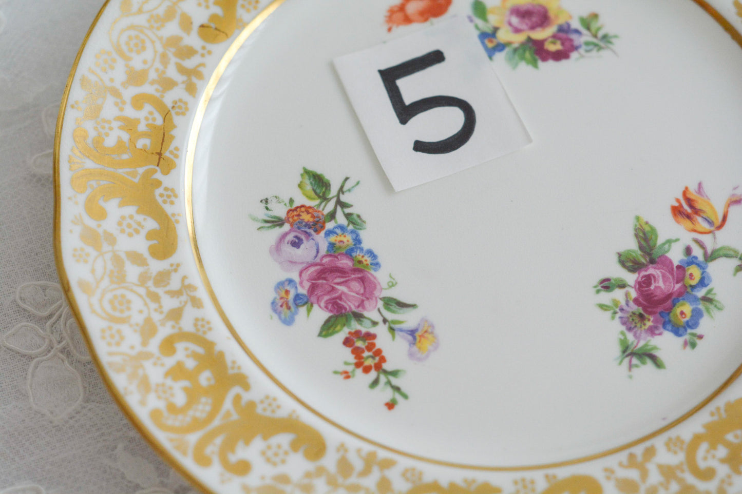 ハマースレイの豪華なティートリオとB&Bプレート。金彩の華やかな模様にブーケ柄のプリントが映えます。ハマースレイらしい優美なシェイプで、ティータイムに花を添えてくれるデザインです。それぞれ状態が異なりますので、プルダウンよりお選びください。ティートリオの④〜⑥はカップにヒビがあり、水漏れするため観賞用としてお勧めします。プレートはそれぞれお使いいただけます。