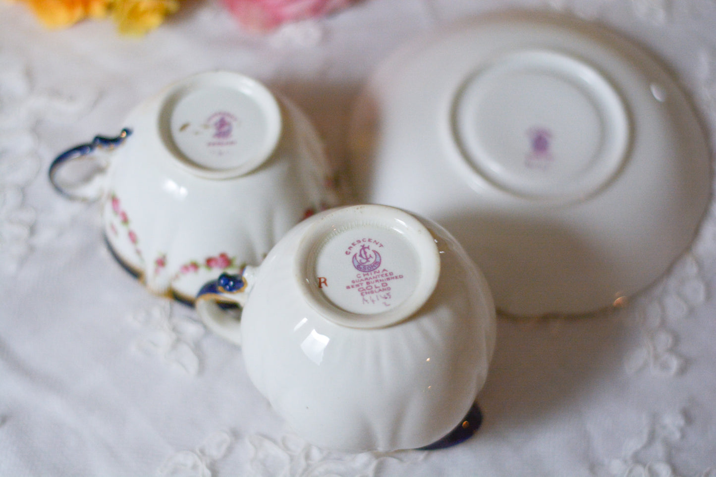 クレッセントのティーセット。薔薇のガーランドが大変可愛らしいお品です。Rose Antiquesはコールポートをはじめ英国のアンティーク食器をご紹介しています。