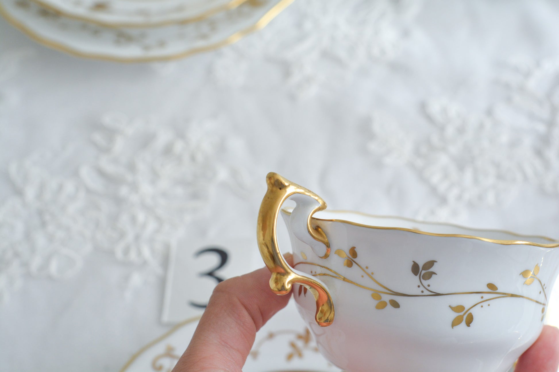 スポードの洗練されたデザインに、ハンドペイントで描かれた花々が大変美しいティートリオです。現代のテーブルにもマッチし、華やかにしてくれます。お花はハンドペイントで描かれているため一つ一つ違い、並べるとそれぞれのお花を見ることができてお話も盛り上がりそうです。