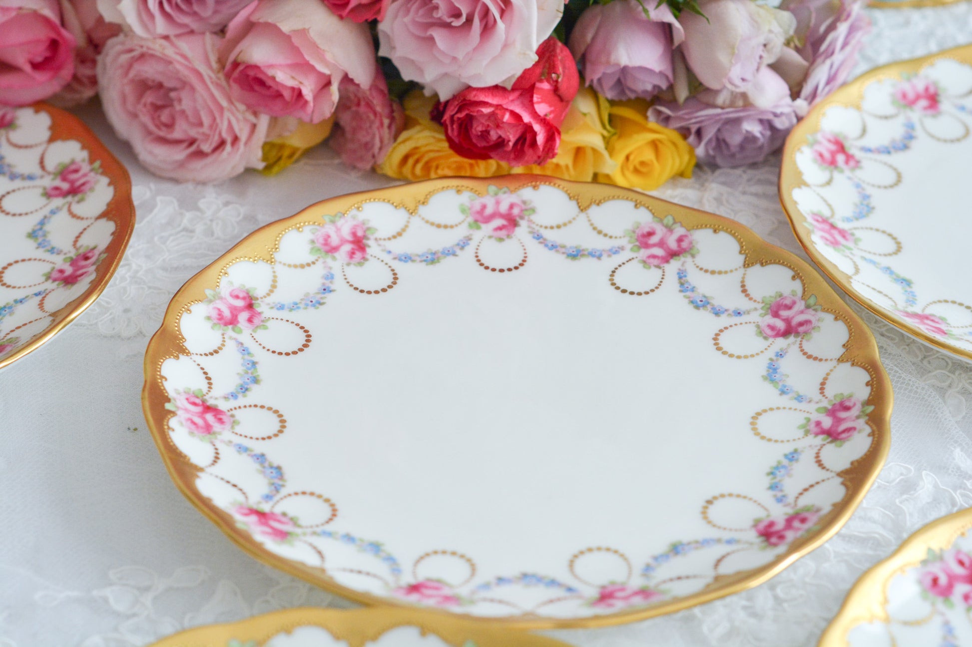 コウルドンのバラに忘れな草のガーランドが大変美しいデザートプレートです。縁の金彩は金盛りの模様が描かれてとても凝ったデザインとなっています。デザートタイムが一気に華やかになりますね。クリスマスのテーブルコーディネートにもぜひ。