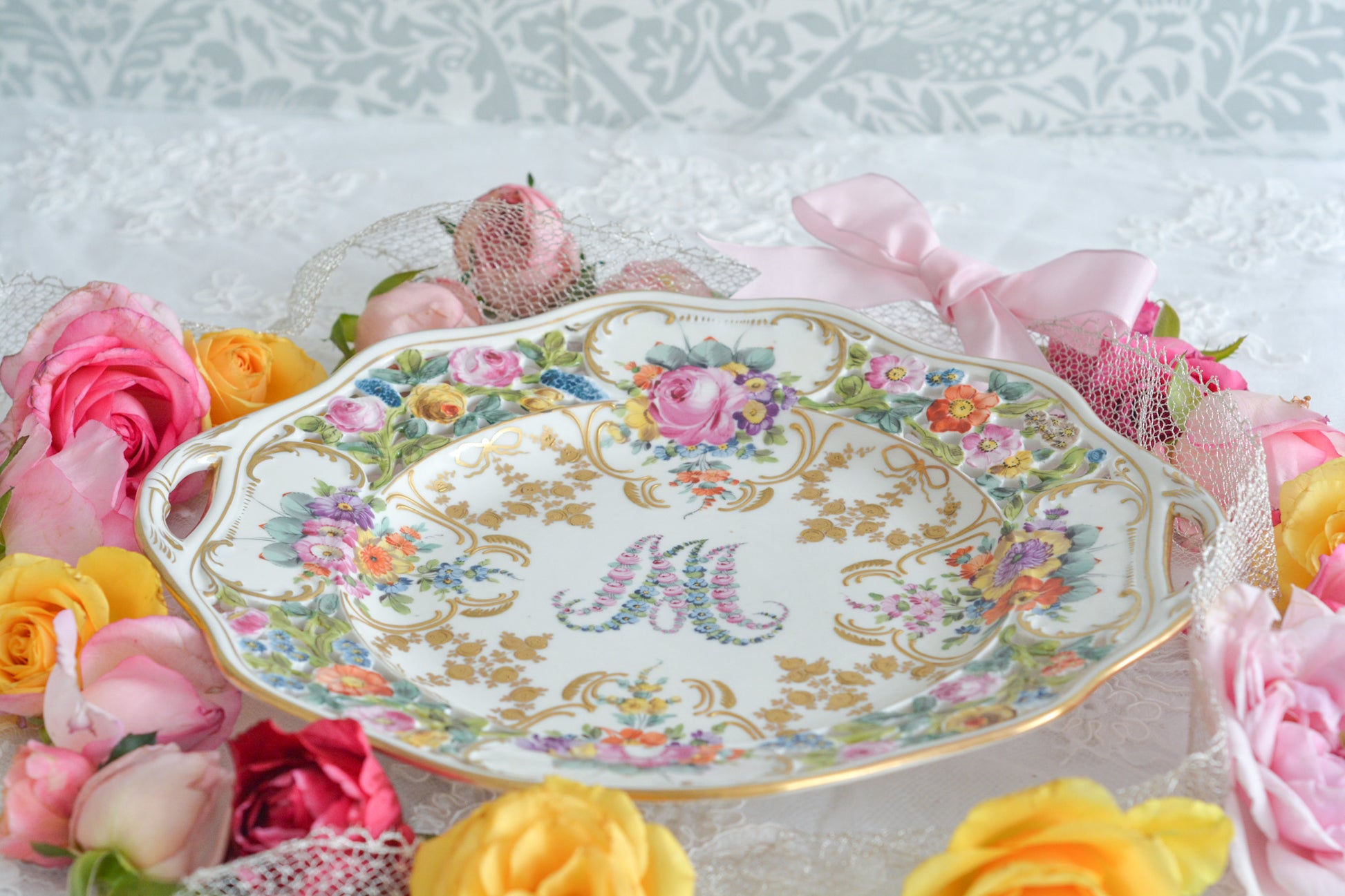 花文字でマリーアントワネットのMとAが描かれた、カール・ティーメ工房の美しいプレートです。全てハンドペイントで絵付けされていて、見れば見るほど引き込まれるお品で、テーブルコーディネートの主役になるプレートです。金彩部分も本当に美しく、リボンもとても可愛らしいですね。