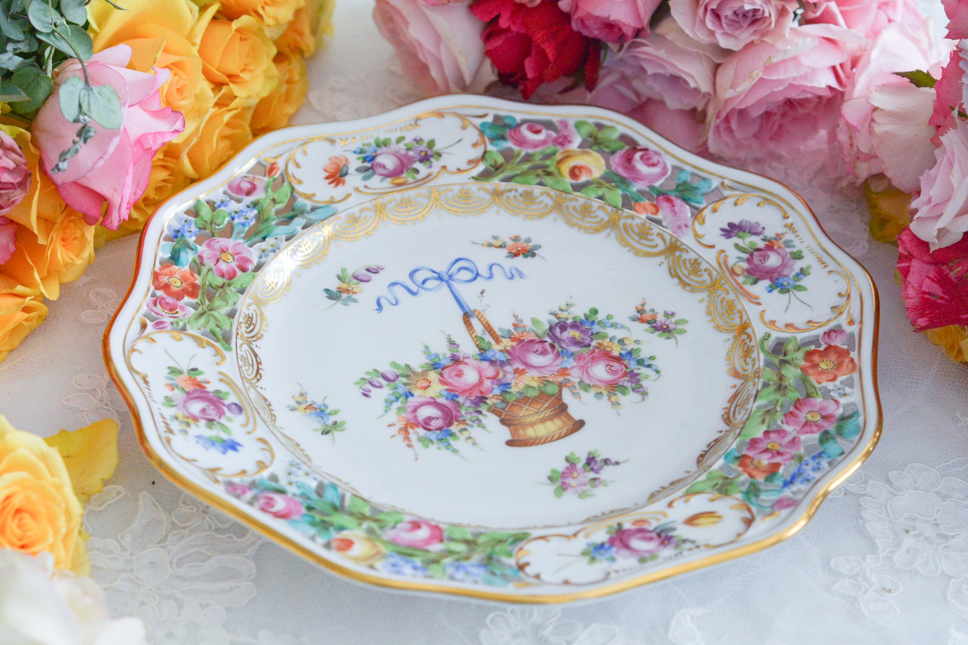 ブルーのリボンにお花いっぱいのバスケットが丁寧に描かれて、透かし模様の花々も大変美しいプレート。カール・ティーメのハンドペイント技術の素晴らしさが良くわかります。華やかで可憐なプレートでティータイムをお楽しみいただけましたらとても嬉しく思います。キャビネットに飾っておいてもお部屋が華やぎます。