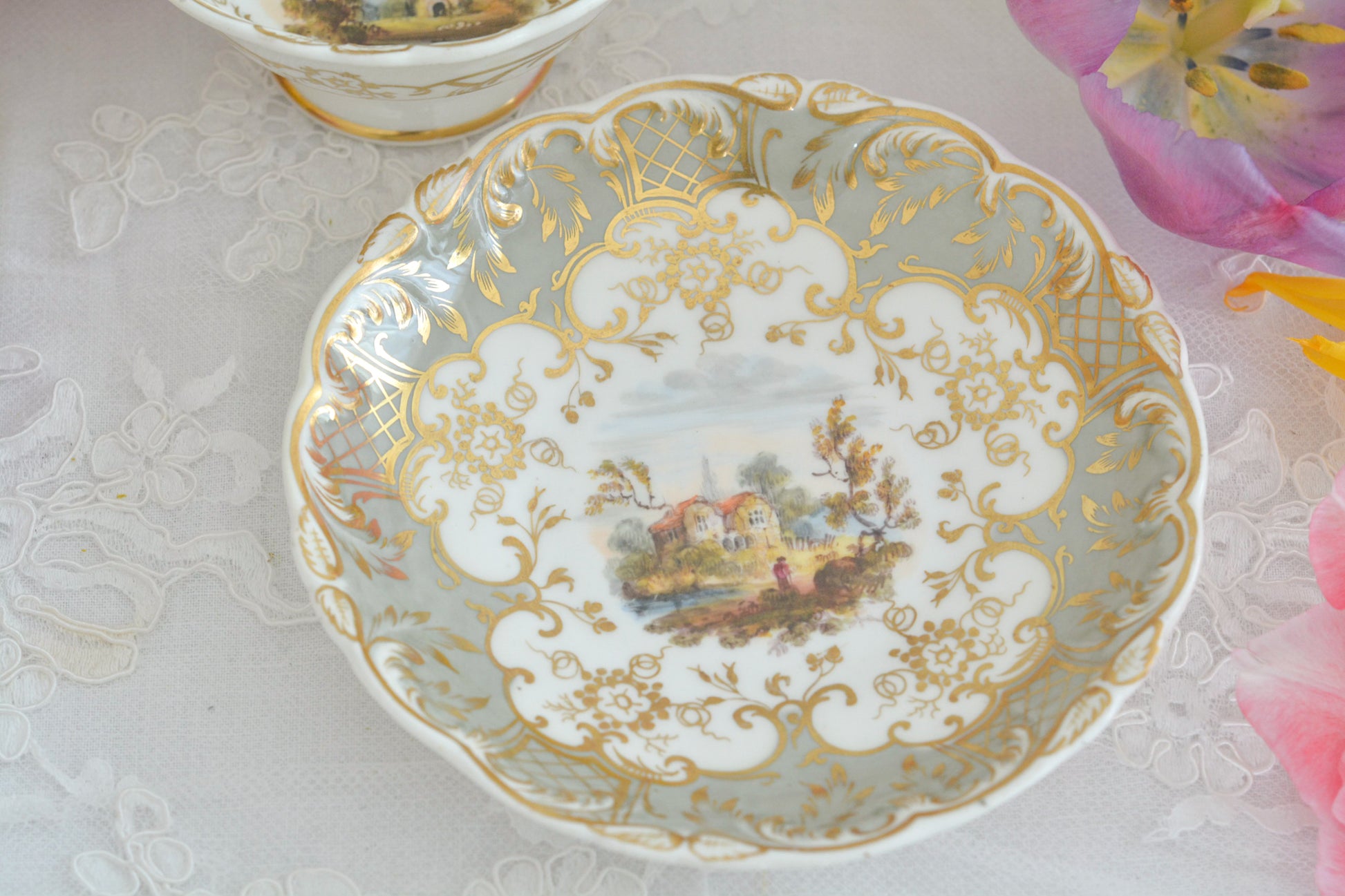 コールポートの中でも一番人気があるアデレードシェイプ。こちらはイギリスの美しい風景が描かれたお品です。のどかな風景がカップ、ソーサーそれぞれに描かれていてなんだかとても温かな気持ちになります。風景画を見ながら紅茶を楽しめる素敵なカップです。