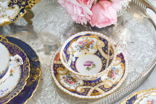 コールポートの貴重なバスケット柄のカップ&ソーサーです。高級食器店T.GOODEがオーダーしたデザインでとても人気のあるお品。こちらはT.GOODEのスタンプはなくコールポートのバックスタンプのみです。丁寧に描かれたバスケットと可憐な花々が大変美しく、ティータイムに花を添えてくれます。