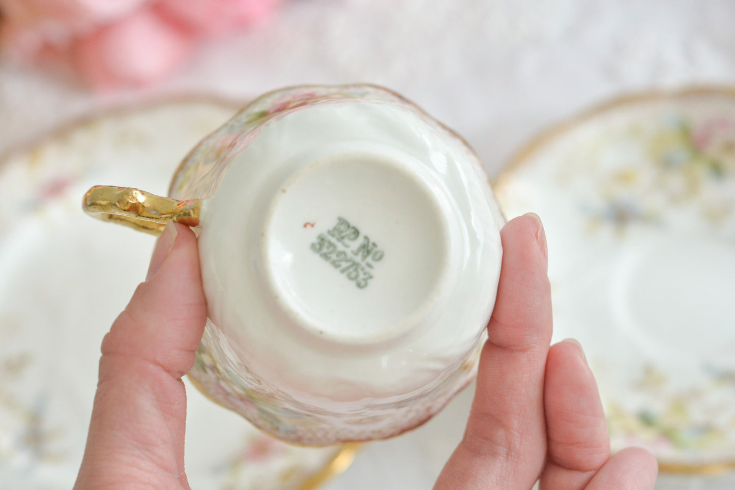 Redfern&Drakefordのティートリオ。春を待ち侘びる季節に、一人のお茶の時間をゆったりと豊かにしてくれるような優しい雰囲気のお品です。シャビーシックがお好きなあなたへ。