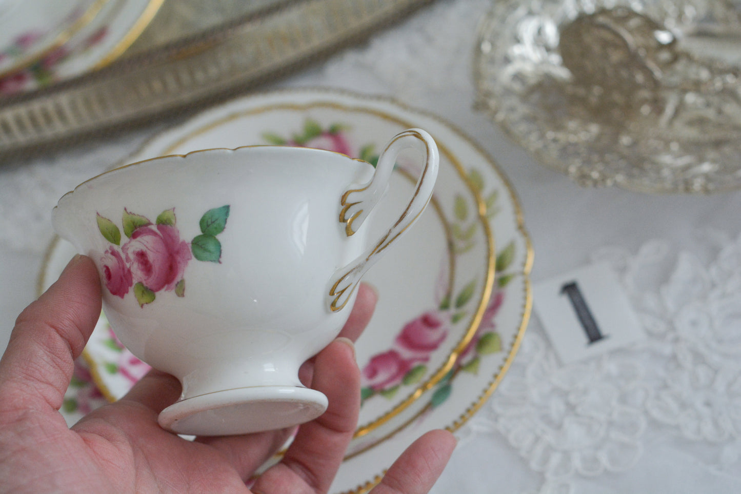 シェリーの美しいティートリオがやってきました。ハンドペイントで描かれたバラが大変華やかです。やはりハンドペイントは立体感があり美しいなと思います。ハンドルも凝った作りで細部まで美しい。春のティータイムのテーブルコーディネートに花を添えてくれますよ。イースターのコーディネートにもぜひ。