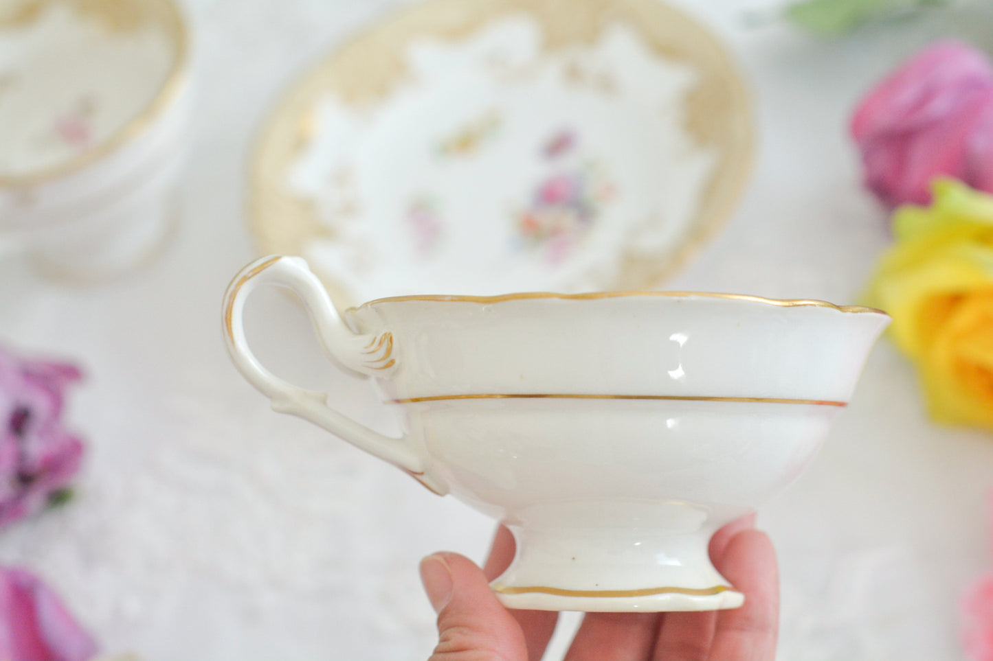 リッジウェイの優雅なトゥルートリオです。ハンドルがとても可愛らしく、ハンドペイントで描かれたお花達も生き生きと描かれています。トゥルートリオは、ティーカップ、コーヒーカップ、ソーサーのセットでヴィクトリア時代の初期頃まではトリオといえばこちらが主流でした。今ではとても貴重になっています。紅茶もコーヒーも楽しめるのがいいですね。