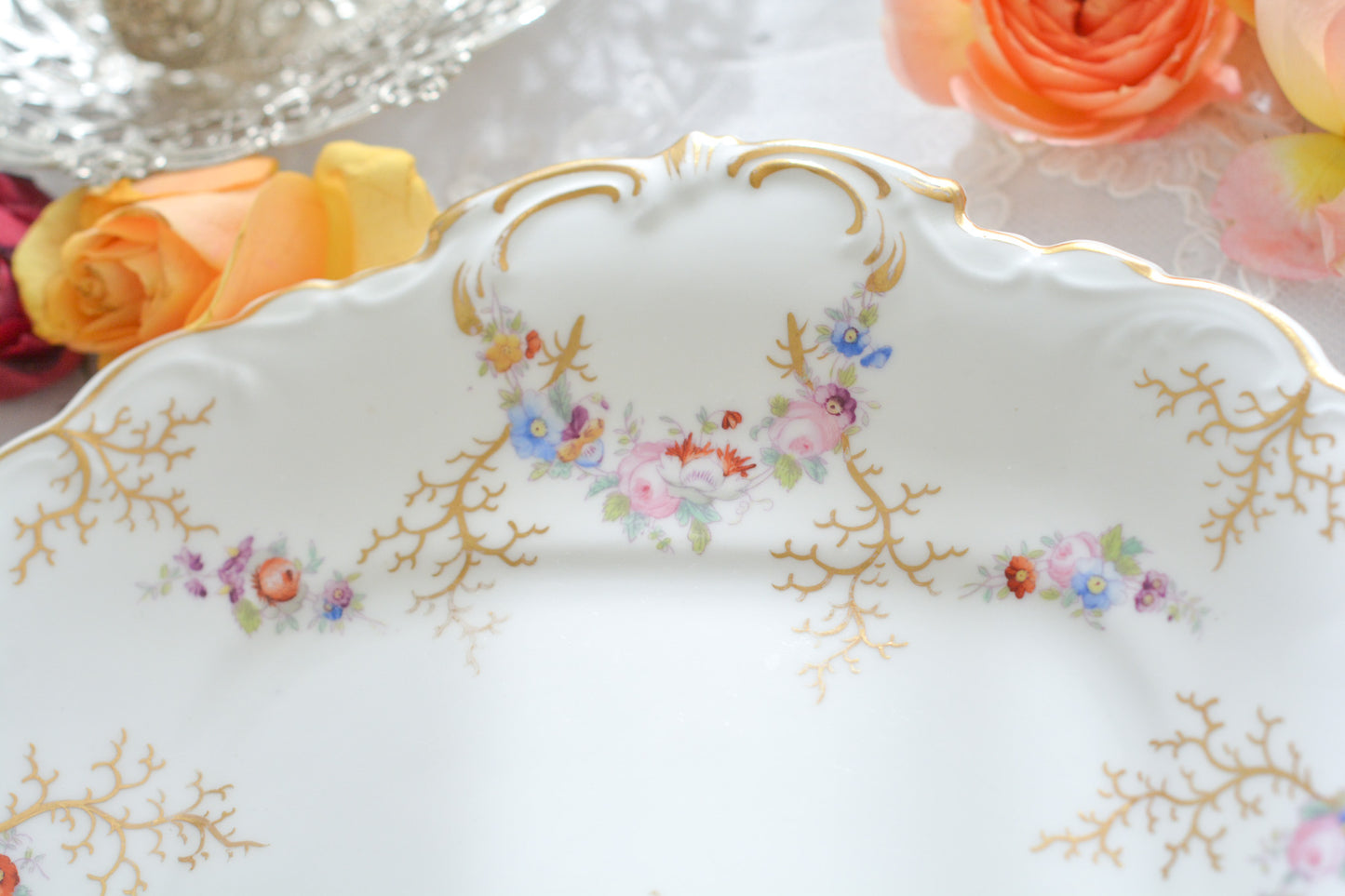 コールポートの花々と宿木?の描かれたプレートです。私は宿木シリーズと呼んでおります。こちらは見が描かれていないので、他の木や珊瑚のようにも見えます。金彩部分もハンドペイントで描かれていて、コールポートらしい上品なお品となっております。華やかでクリスマスにもぴったりな雰囲気です。
