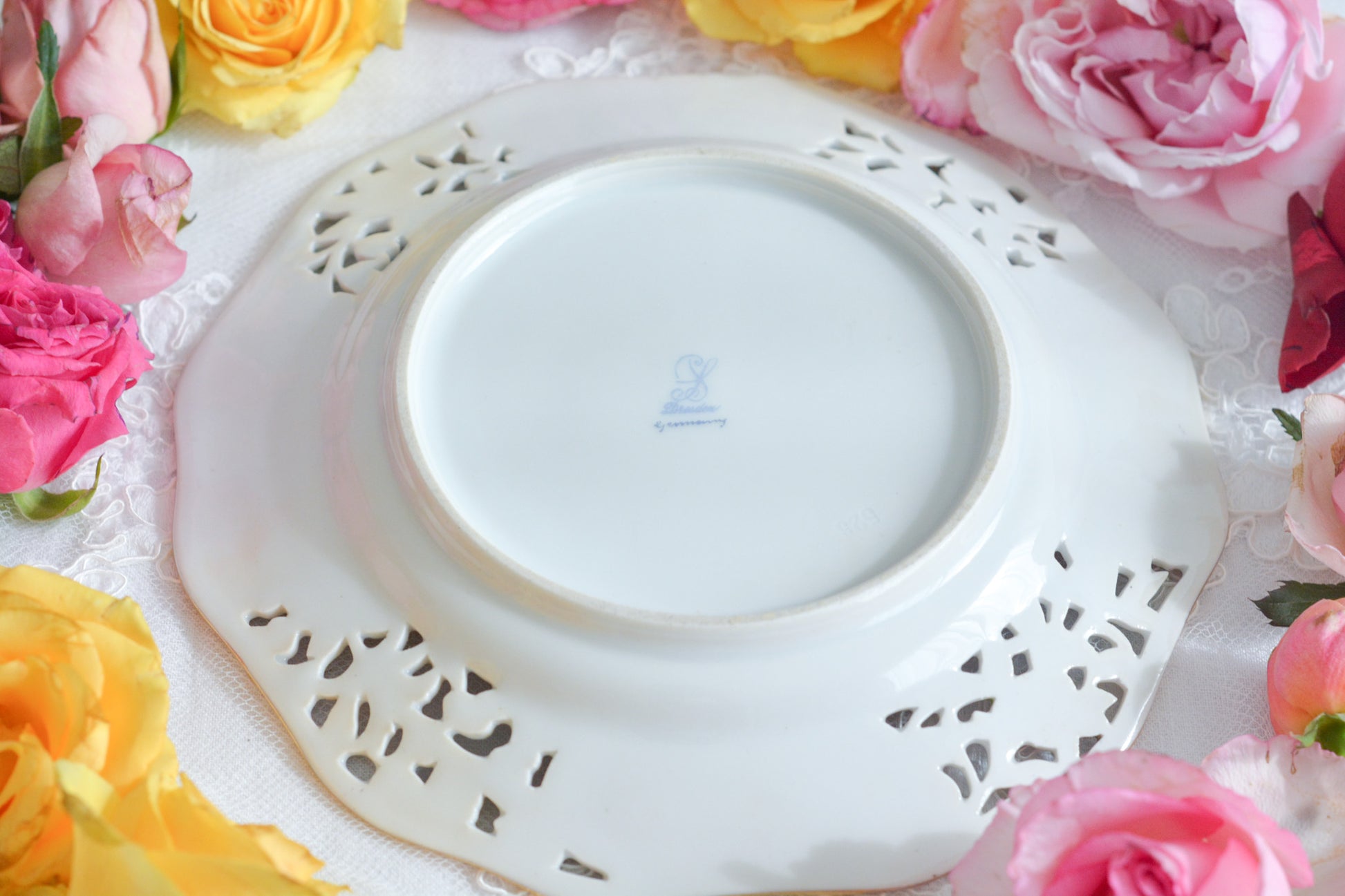 ブルーのリボンにお花いっぱいのバスケットが丁寧に描かれて、透かし模様の花々も大変美しいプレート。カール・ティーメのハンドペイント技術の素晴らしさが良くわかります。華やかで可憐なプレートでティータイムをお楽しみいただけましたらとても嬉しく思います。キャビネットに飾っておいてもお部屋が華やぎます。