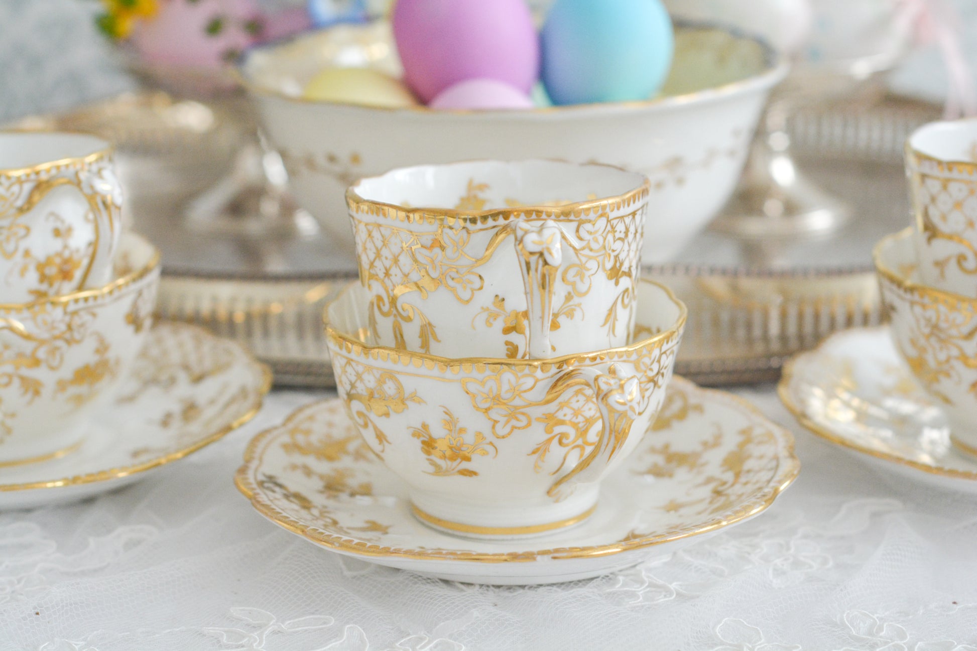 リッジウェイのFoliage Shapeのトゥルートリオ。ハンドル部分には葉っぱの模様がついていてとても可愛らしいシェイプです。白磁に金彩の模様がとても豪華でリッジウェイらしい作品です。トゥルートリオは、ティーカップ、コーヒーカップ、ソーサーのセットでヴィクトリア時代の初期頃まではトリオといえばこちらが主流でした。今ではとても貴重になっています。紅茶もコーヒーも楽しめるのがいいですね。