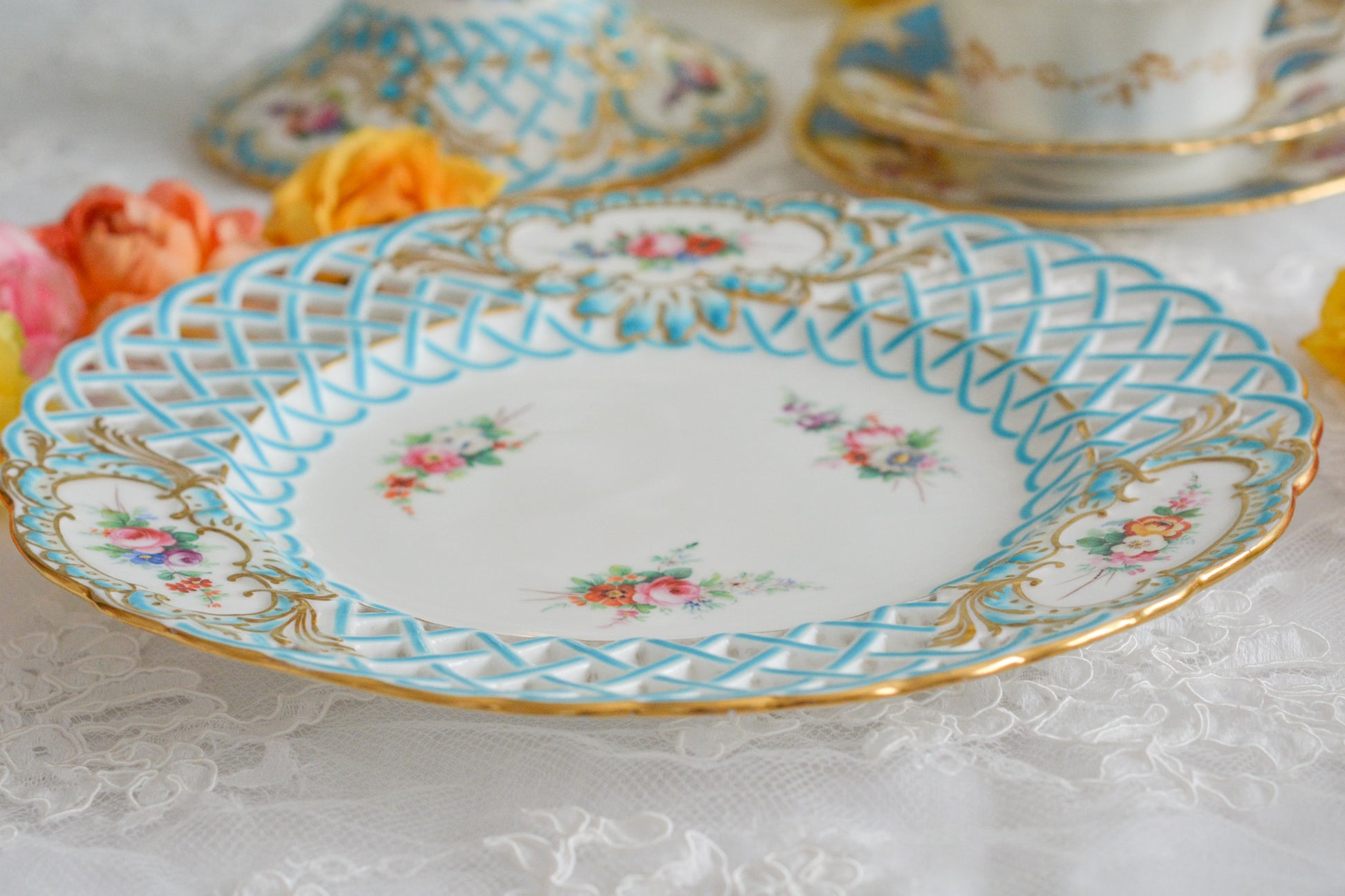 英国アンティークの中でも特に貴重なミントン8800番プレート。ミントンブルーの格子模様に、ハンドペイントの花々が大変美しいミントンの至宝のプレートです。