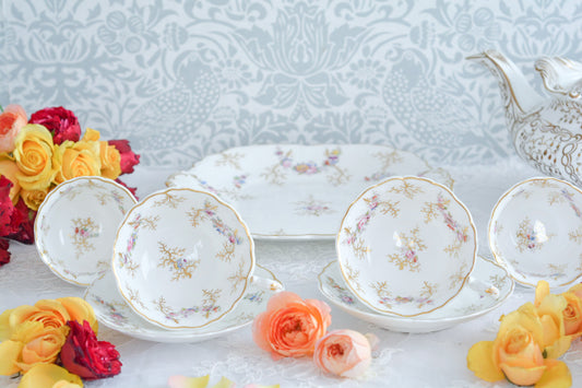 コールポートの花々と宿木?の描かれたプレートです。私は宿木シリーズと呼んでおります。こちらは見が描かれていないので、他の木や珊瑚のようにも見えます。金彩部分もハンドペイントで描かれていて、コールポートらしい上品なお品となっております。華やかでクリスマスにもぴったりな雰囲気です。