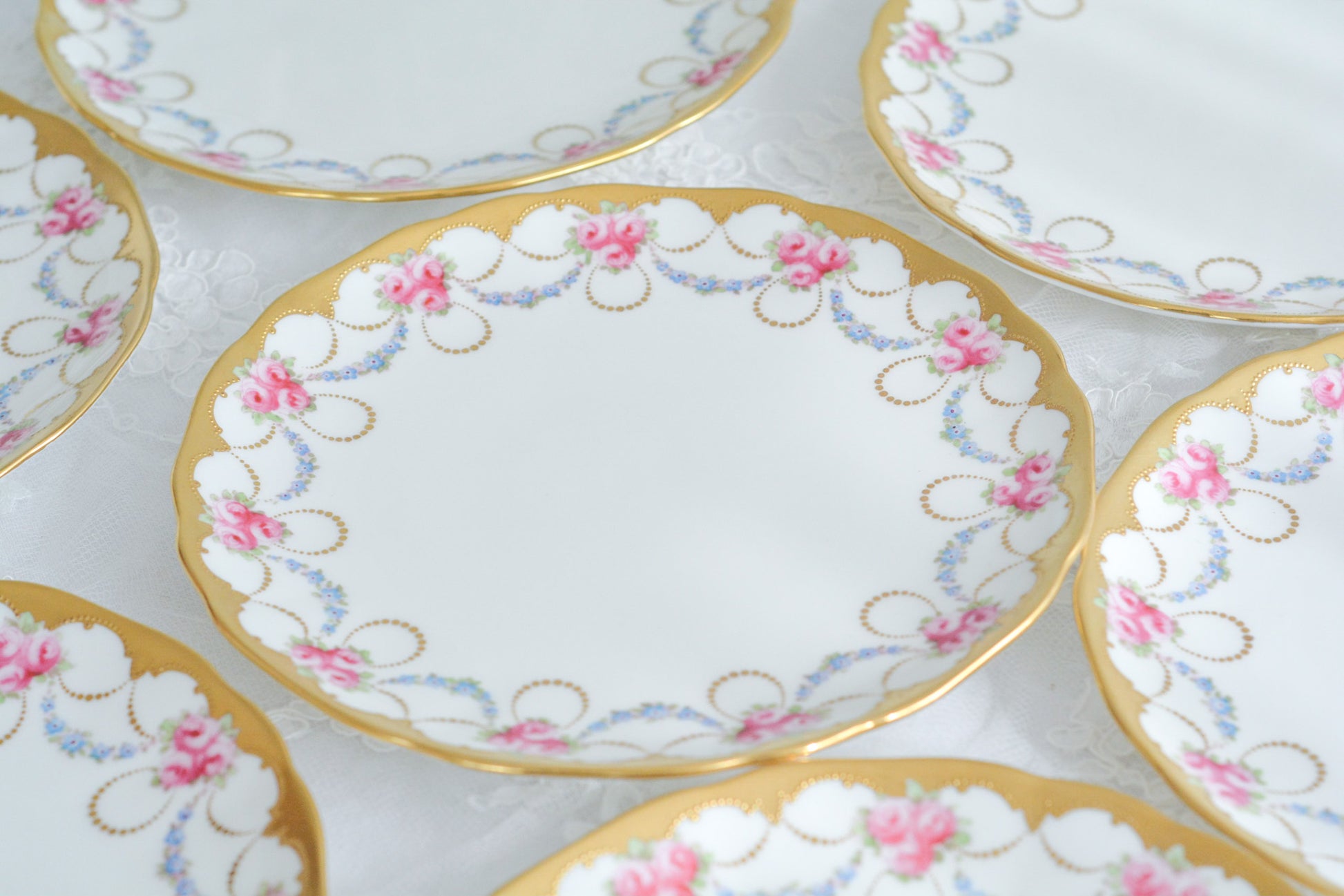 コウルドンのバラに忘れな草のガーランドが大変美しいデザートプレートです。縁の金彩は金盛りの模様が描かれてとても凝ったデザインとなっています。デザートタイムが一気に華やかになりますね。クリスマスのテーブルコーディネートにもぜひ。