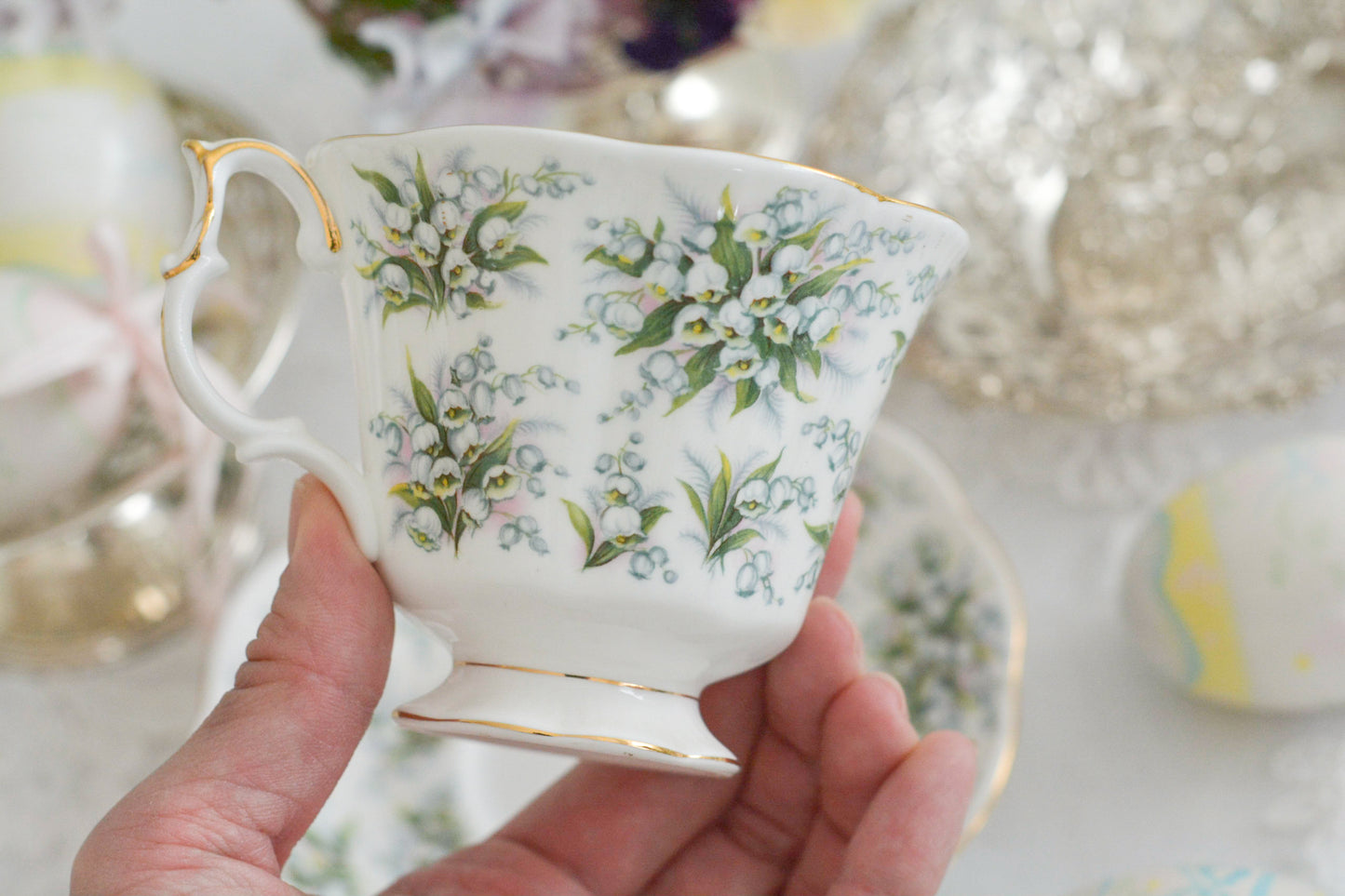 ロイヤルアルバートのネルグウィンシリーズ。ネル・グウィンはイングランド王チャールズ2世の寵姫です。このシリーズはロンドンの地域名やストリート名がつけられています。このランベスは全面にスズランの美しい絵柄が印象的。ネルグウィンシリーズの中でも入手困難なお品です。人気のすずらん柄のカップがティータイムを彩ります。