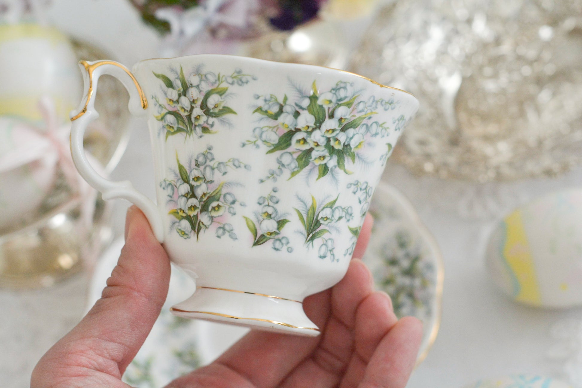 ロイヤルアルバートのネルグウィンシリーズ。ネル・グウィンはイングランド王チャールズ2世の寵姫です。このシリーズはロンドンの地域名やストリート名がつけられています。このランベスは全面にスズランの美しい絵柄が印象的。ネルグウィンシリーズの中でも入手困難なお品です。人気のすずらん柄のカップがティータイムを彩ります。