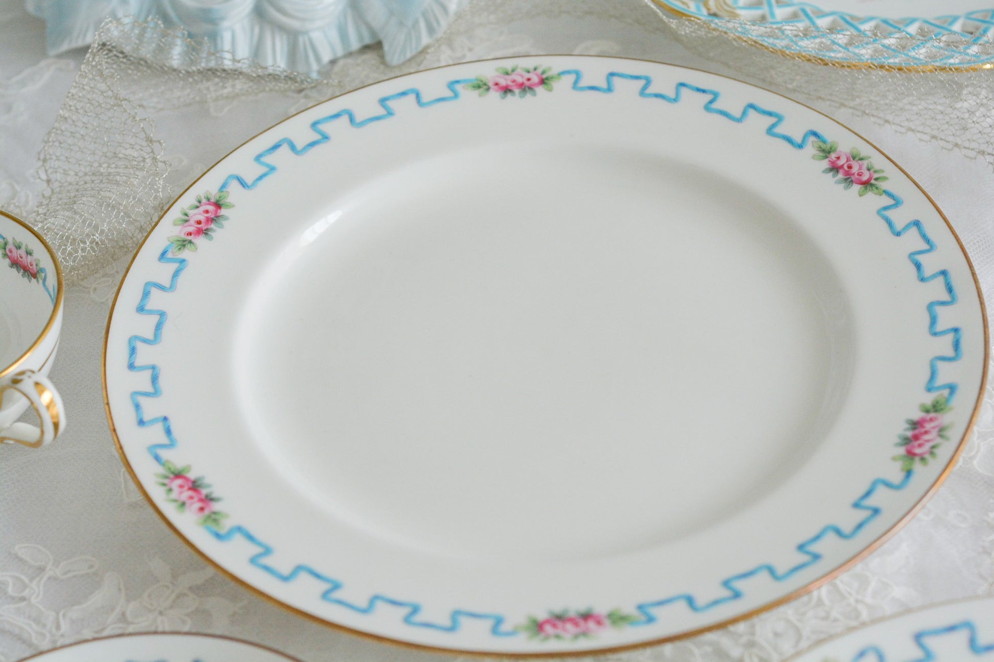 ミントンブルーのリボンに可憐な薔薇の模様が可愛らしいティーセット。カップ&ソーサー、サイドプレート、ランチョンプレート、ディナープレートのお得なセットで、どのシーンにも対応できるセットです。お茶やお食事などこのセットでお楽しみください。大きなプレートはサービングプレートとしても活躍します