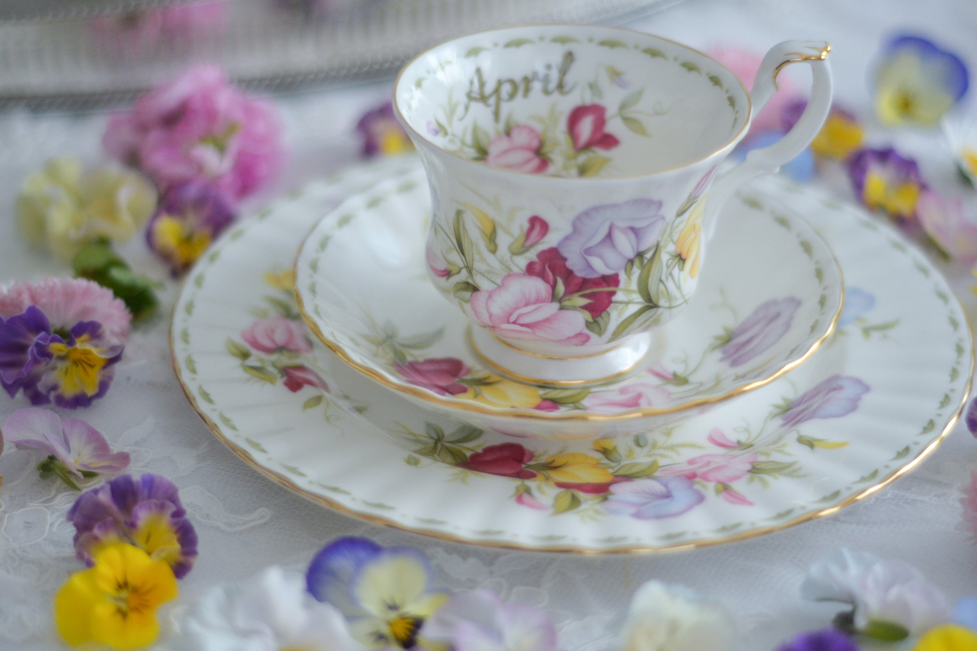 ロイヤルアルバートの人気シリーズの一つ、「フラワーオブマンス」1月から12月までそれぞれの季節のお花がモチーフのシリーズで、ついつい集めたくなってしまう魅力があります。今回ご紹介するのは、4月(April)。4月のお花はスイトピーです。春らしい明るいカラーでとても可愛らしいお品。貴重なトリオとなっております。4月生まれの方はもちろん、コレクションしてらっしゃる方、お探しの方もぜひ。