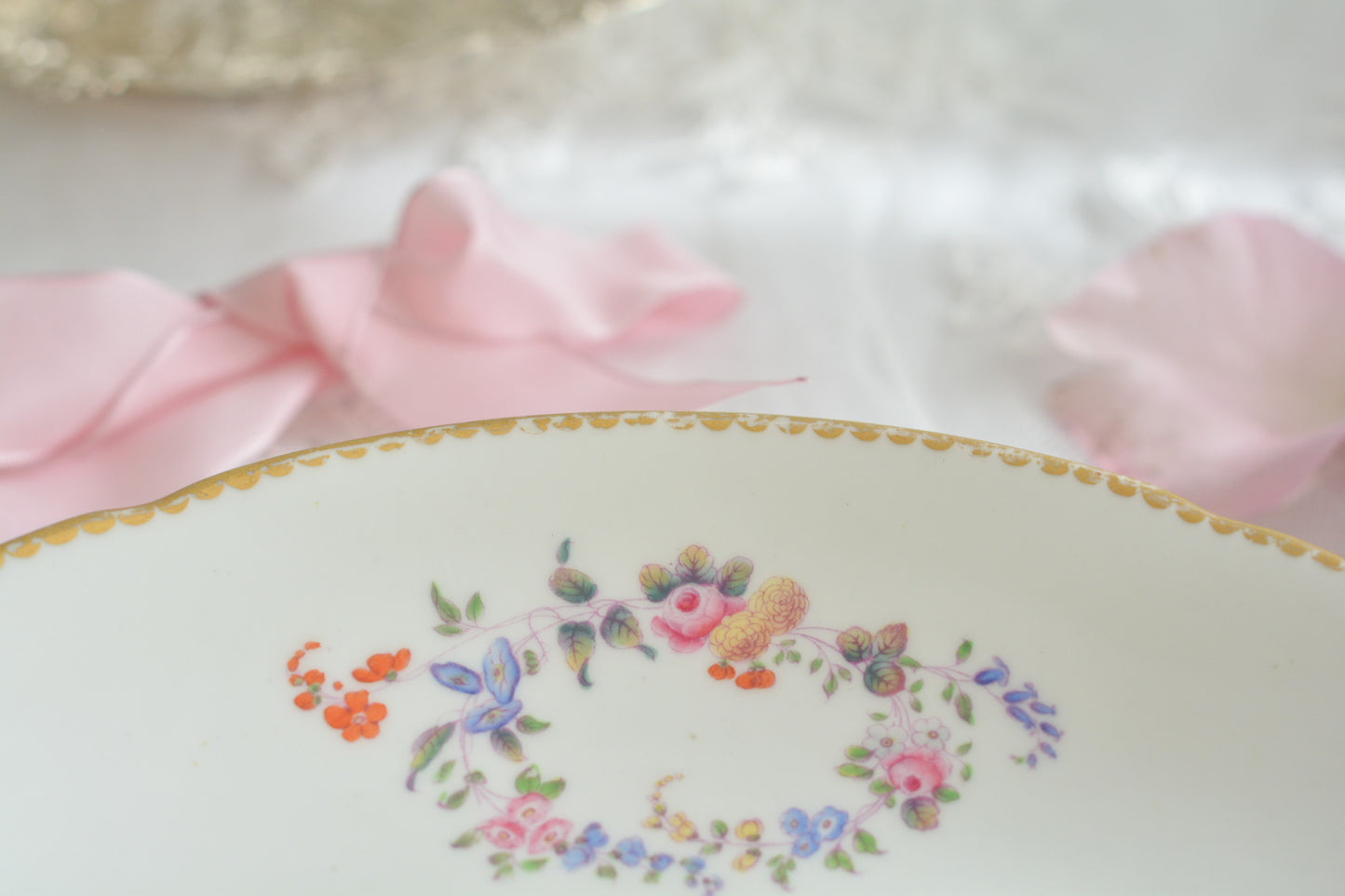 ロンドンに1825年〜1917年に営業していた「ダニエル」という小売店がオーダーしたデザートプレートです。バックスタンプはダニエルのマークのみで製造元のマークはありません。その為どのメーカーにオーダーしたのは詳細はわかりませんが、可憐な小花たちがとても美しいプレートです。ダニエルは、コールポートなどに特注品をオーダーしていたと専門書に記述があります。きっと力のあった小売店だったのだろうと思います。