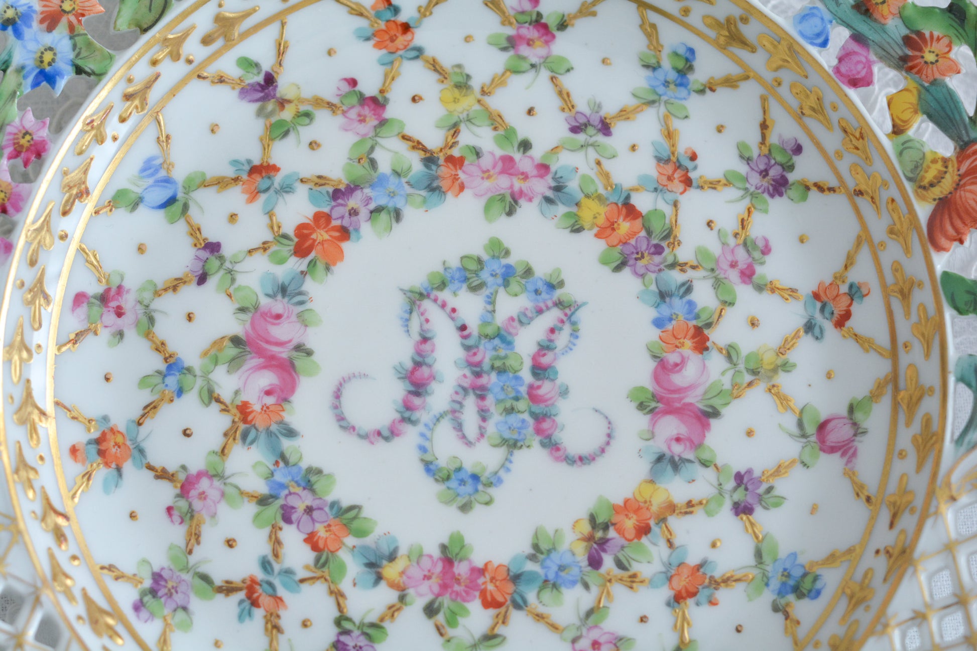 オーストリアの「国の母」とたたえられたハプスブルグ家の女帝「マリア・テレジア」。のちにフランス国王ルイ16世に嫁いだマリー・アントワネットの母でもあります。その名前にふさわしく、また、ウィーンの煌びやかな芸術や宮殿を思わせるような華やかで美しい世界観のプレートです。カール・ティーメの素晴らしいハンドペイントの絵付けをお楽しみください。