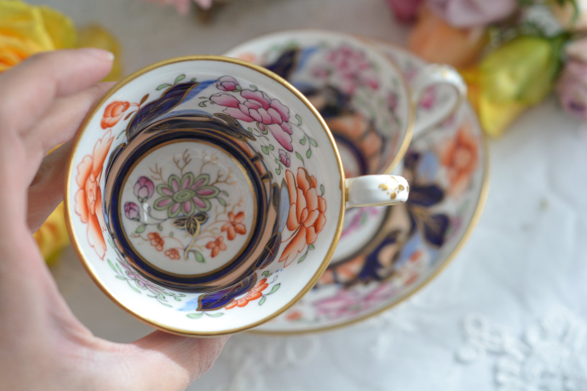 伊万里スタイルが美しいトゥルートリオ。コールポートのエンパイアシェイプによく似ています。1820年〜30年頃の作品と思われ、約200年が経過してなお美しく凛とした姿は日本の侘び寂びにも通じるのではないでしょうか?紅茶、コーヒーだけでなく、緑茶にもよく合いそうですね。トゥルートリオは、ティーカップ、コーヒーカップ、ソーサーのセットで、紅茶とコーヒーどちらもお楽しみいただけるセットです。