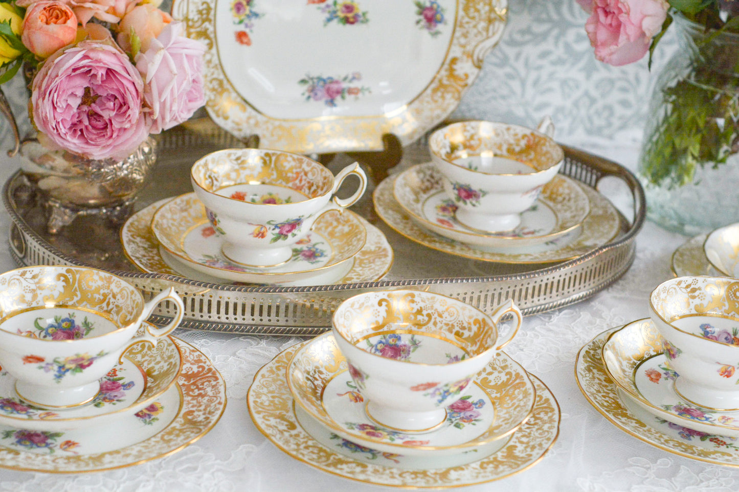 ハマースレイの豪華なティートリオとB&Bプレート。金彩の華やかな模様にブーケ柄のプリントが映えます。ハマースレイらしい優美なシェイプで、ティータイムに花を添えてくれるデザインです。それぞれ状態が異なりますので、プルダウンよりお選びください。ティートリオの④〜⑥はカップにヒビがあり、水漏れするため観賞用としてお勧めします。プレートはそれぞれお使いいただけます。