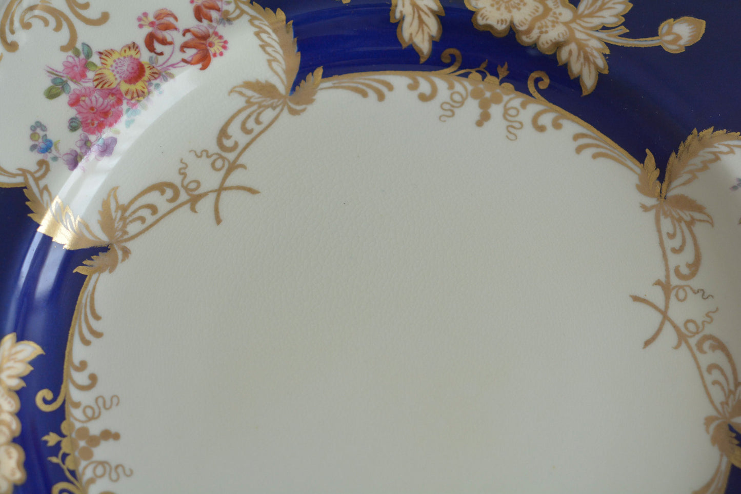 コープランドの美しいプレートがやってきました!コバルトブルーとベージュカラーにハンドペイントで美しい花々が描かれています。プレートの深さがあるタイプでサービングプレートとしてもお使いいただきやすいかと思います。貫入は見られますが、金彩のスレはほとんどないプレート達です。蚤の市の特別セットです!貫入のない素晴らしい状態の同じプレートは新着コーナーに掲載中です。