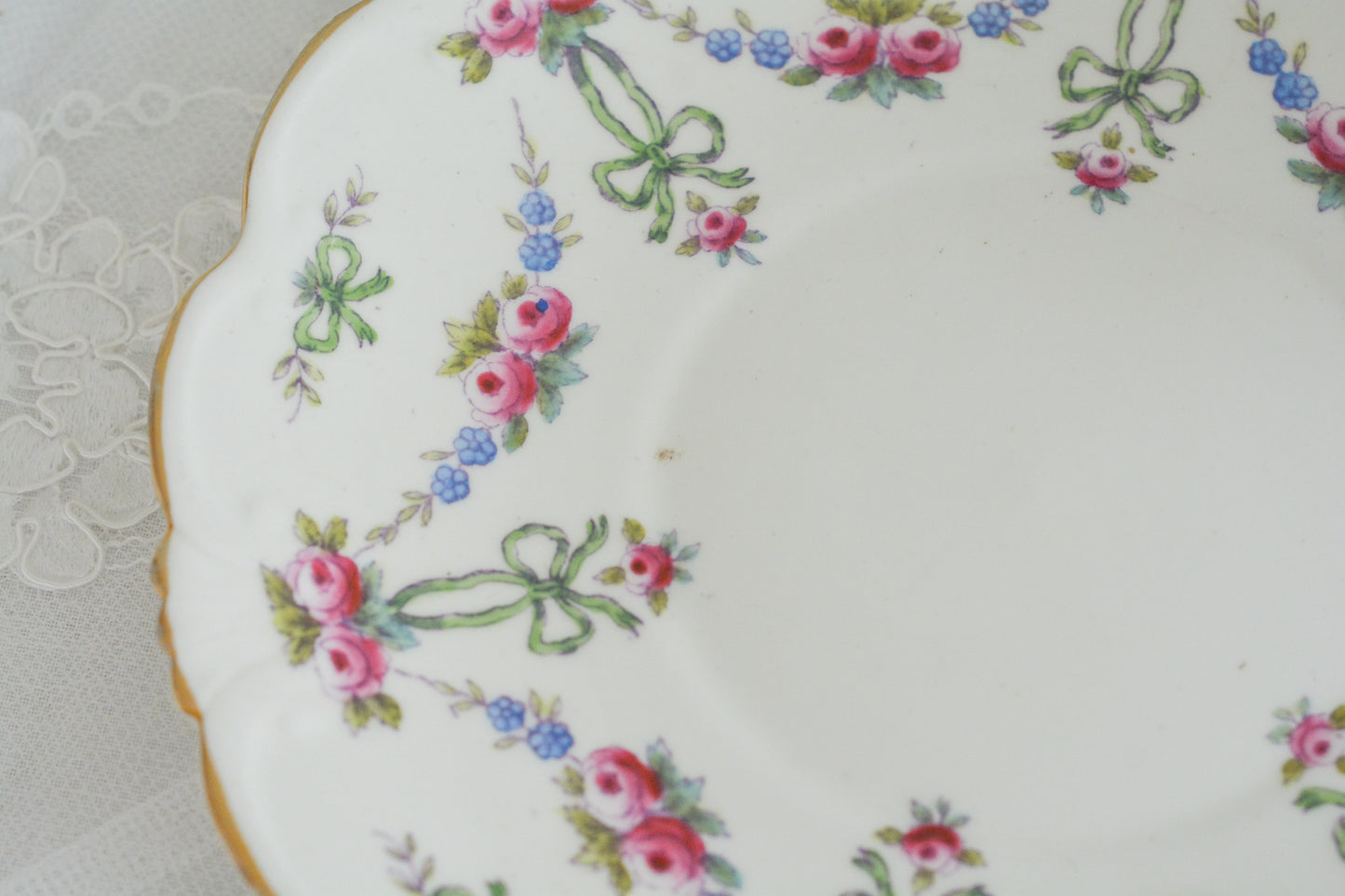 コリンウッドのリボンにバラのガーランドがとっても可愛らしいティートリオ、ミルクジャグ、スロップボウル、デザートプレートがやってきました!ハンドペイントで色つけされたバラやリボンを眺めているだけで気持ちが上向きになる可愛らしさです。ぜひ春のティータイムに。プルダウンから、単品ご選択頂けます