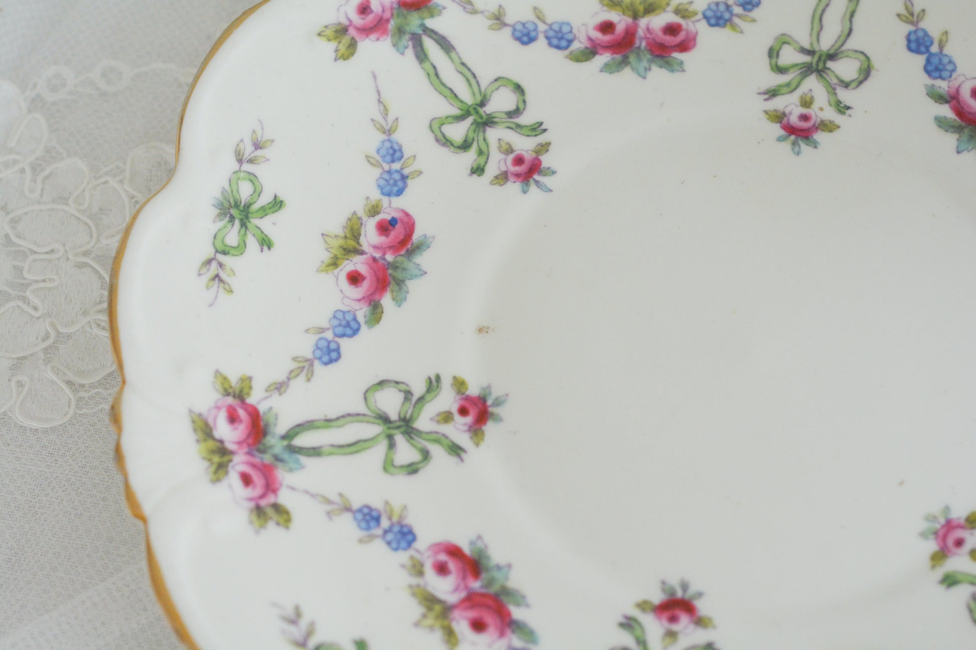 コリンウッドのリボンにバラのガーランドがとっても可愛らしいティートリオ、ミルクジャグ、スロップボウル、デザートプレートがやってきました!ハンドペイントで色つけされたバラやリボンを眺めているだけで気持ちが上向きになる可愛らしさです。ぜひ春のティータイムに。プルダウンから、単品ご選択頂けます