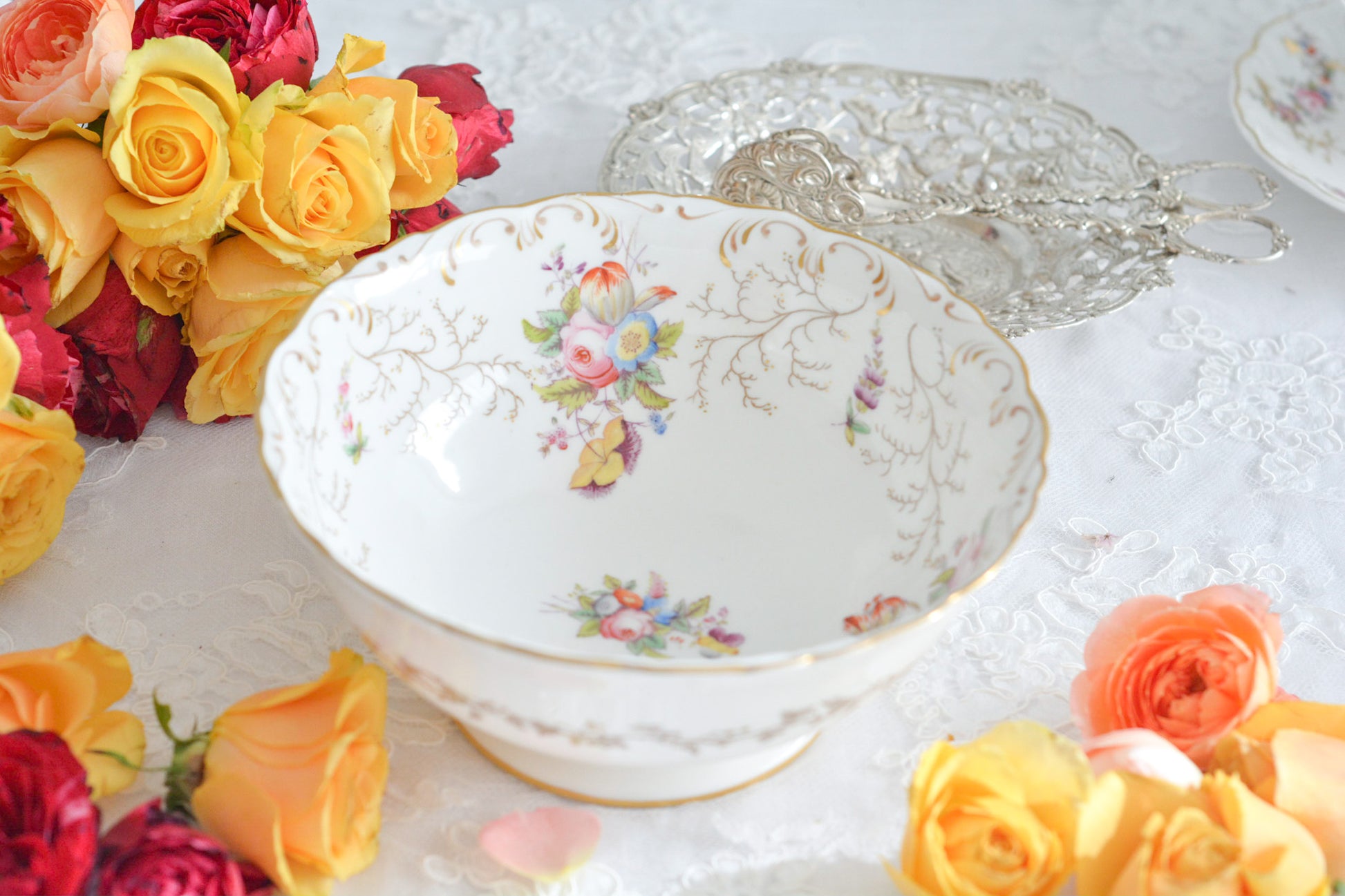 コールポートの花々と宿木?の描かれたプレートです。私は宿木シリーズと呼んでおります。ハンドペイントで生き生きと描かれたお花と、繊細で丁寧に描かれた金彩の宿木がコールポートらしく上品です。華やかでクリスマスにもぴったりな雰囲気ですね。スロップボウルは、元々はティータイムの際に湯こぼしの器として使われてきました。サラダなどを盛り付けても素敵です。