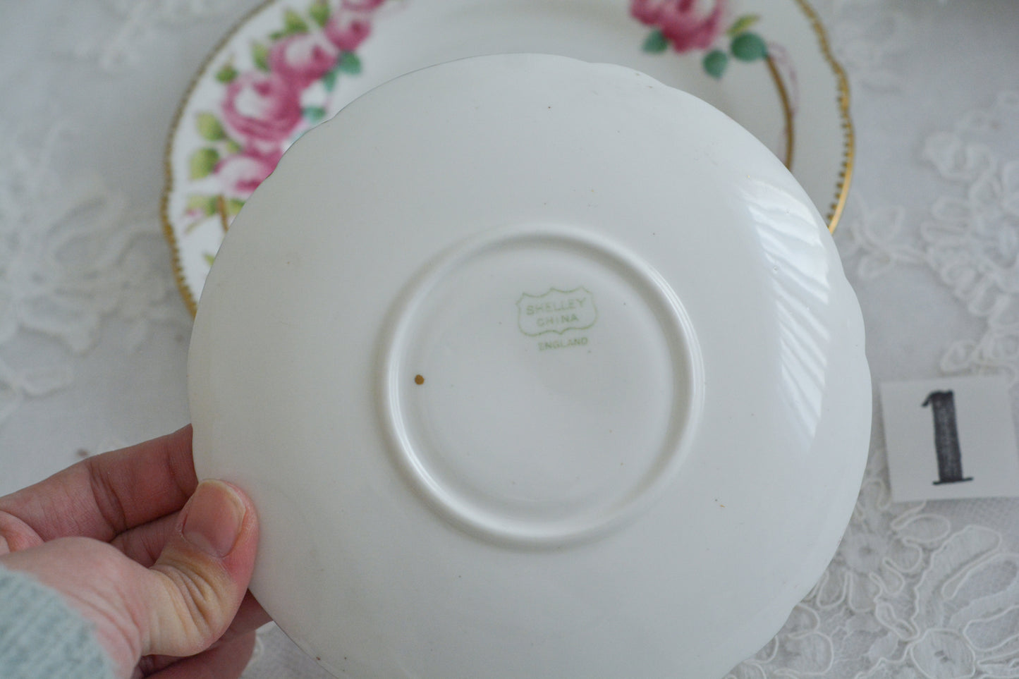 シェリーの美しいティートリオがやってきました。ハンドペイントで描かれたバラが大変華やかです。やはりハンドペイントは立体感があり美しいなと思います。ハンドルも凝った作りで細部まで美しい。春のティータイムのテーブルコーディネートに花を添えてくれますよ。イースターのコーディネートにもぜひ。