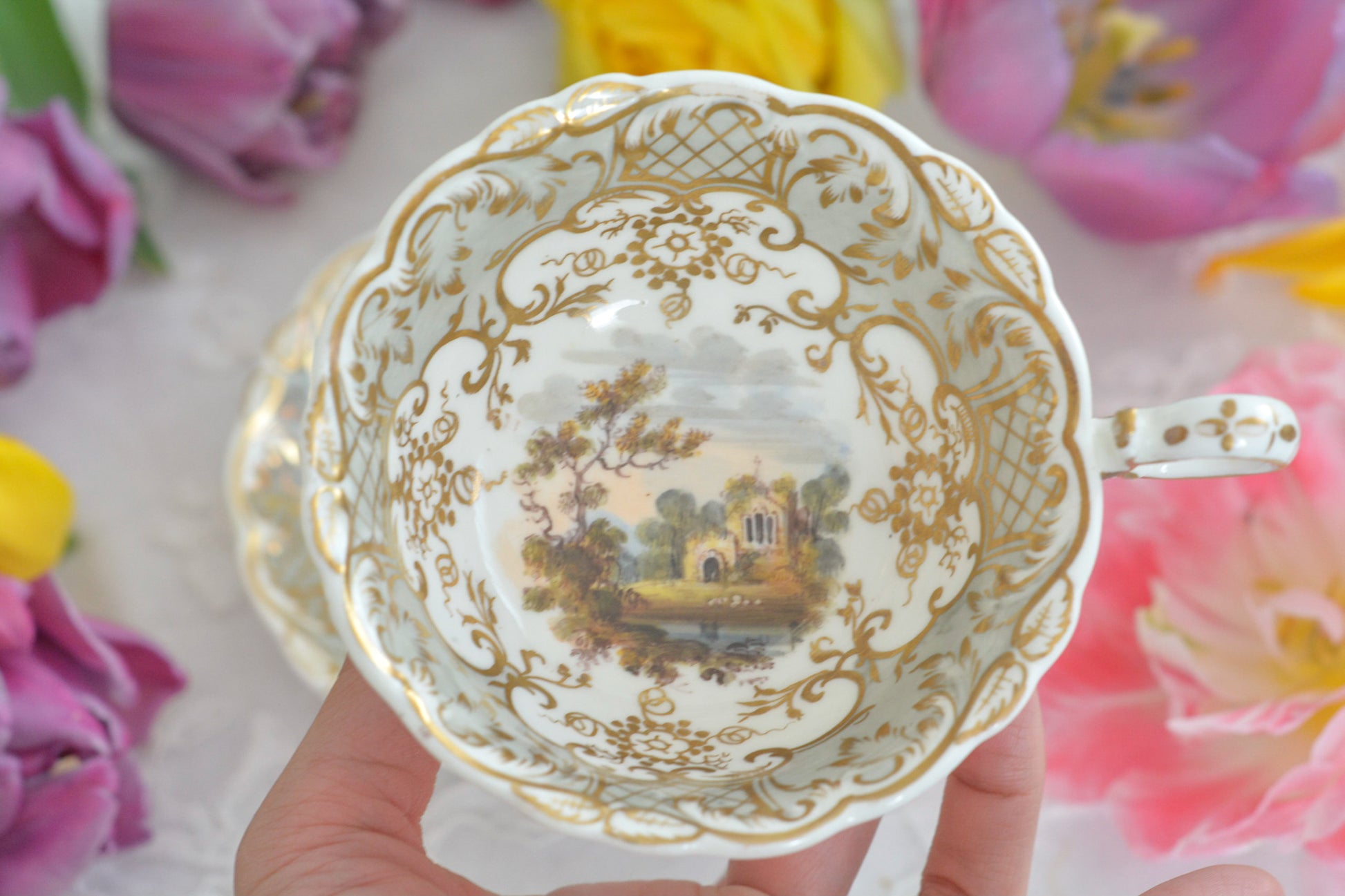 コールポートの中でも一番人気があるアデレードシェイプ。こちらはイギリスの美しい風景が描かれたお品です。のどかな風景がカップ、ソーサーそれぞれに描かれていてなんだかとても温かな気持ちになります。風景画を見ながら紅茶を楽しめる素敵なカップです。