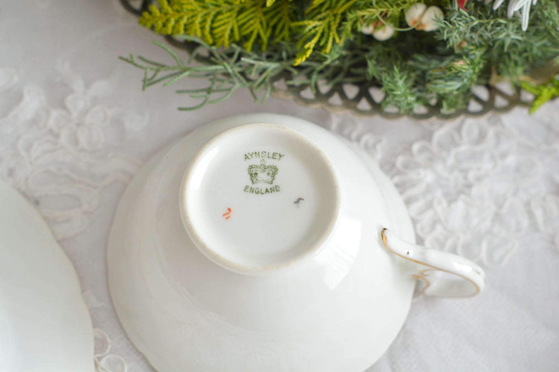 エインズレイの可愛らしいティートリオがやってきました。小さなバラに可愛らしい模様のティートリオです。クリスマスにもぴったりな雰囲気でクリスマスのテーブルコーディネートを盛り上げてくれます。エインズレイは1775年創業で今もたくさんの人々に愛される陶磁器メーカーです