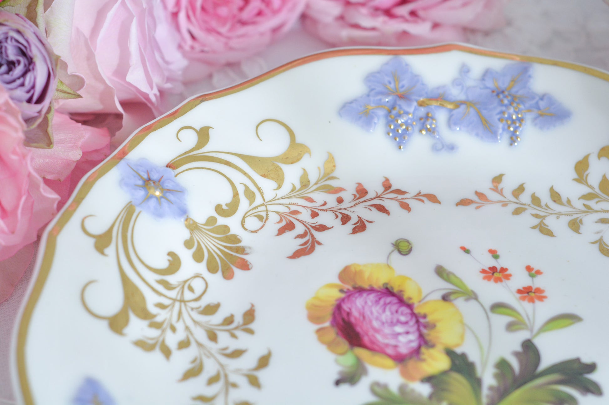 H&Rダニエルは1822年から1846年までという短い期間しか製造していないのですが、とても素晴らしい磁器を作っていたメーカです。 数がとても少なく、なかなか見つけることが難しいのですが「出会えたらいいな」と日々探していてこのプレートに巡り会えました!中央に描かれたお花は繊細なタッチで描かれています。縁の立体的な葡萄とお花の装飾はパープルブルーと金彩で彩られています。 この美しいプレートでティータイムをお楽しみいただけたら嬉しいです。