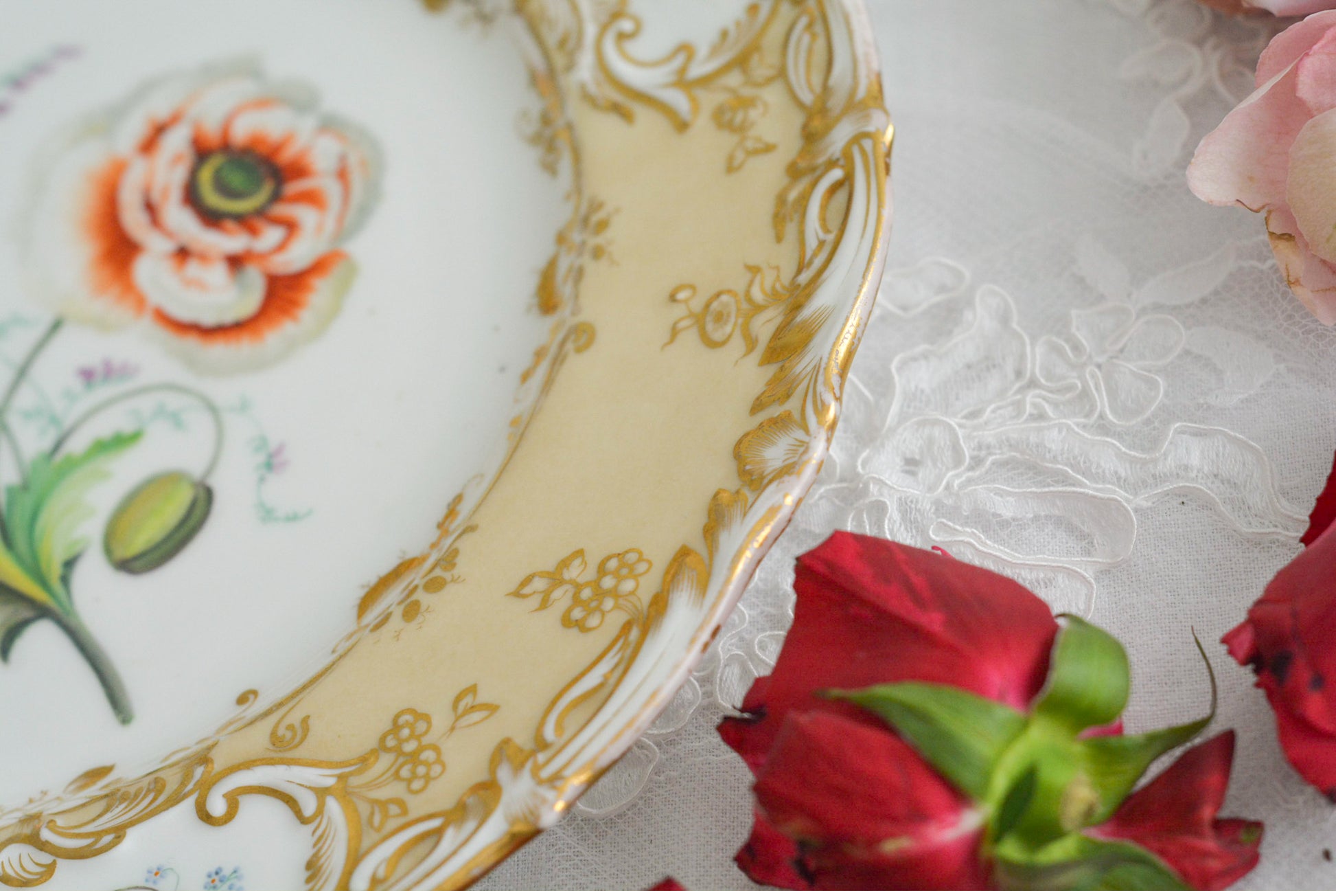 1830年代ごろに作られたキャビネットプレート。中央には大きなアネモネがハンドペイントで写実的に描かれています。装飾もロココリバイバルスタイルの豪華な模様が描かれていて、とても華やかなお品です。キャビネットプレートとして飾っていただいても、サービングプレートやランチョンプレートとしてお使いいただいても素敵だと思います。