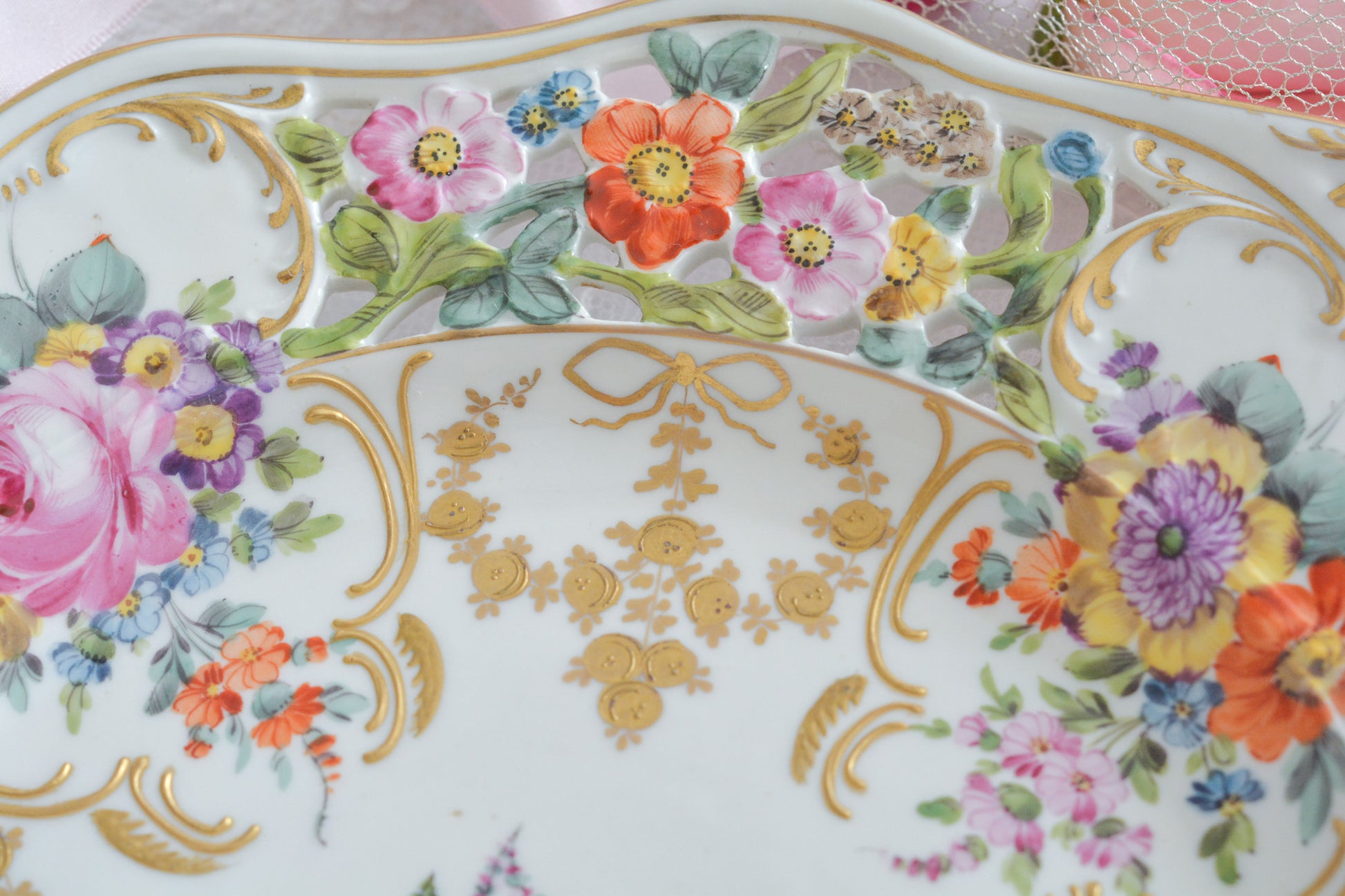 花文字でマリーアントワネットのMとAが描かれた、カール・ティーメ工房の美しいプレートです。全てハンドペイントで絵付けされていて、見れば見るほど引き込まれるお品で、テーブルコーディネートの主役になるプレートです。金彩部分も本当に美しく、リボンもとても可愛らしいですね。