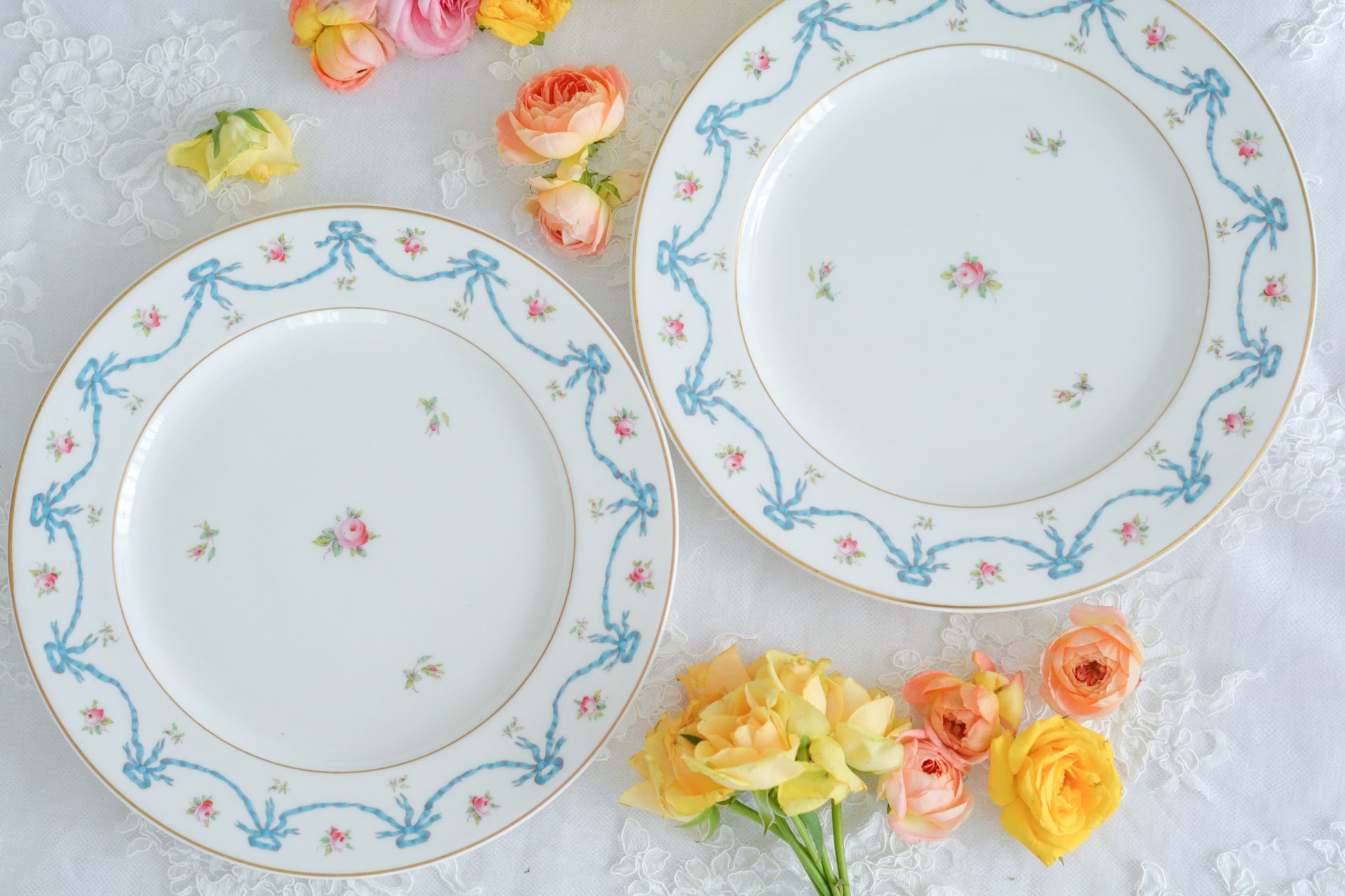 コールポートの可愛らしいディナープレート。水色のリボンと薔薇のガーランドのようなデザインがとても愛らしいです。サービングプレートとしても、ディナープレートとしてもお使いいただけます。ワンプレートランチにお使いいただいても素敵ですね。