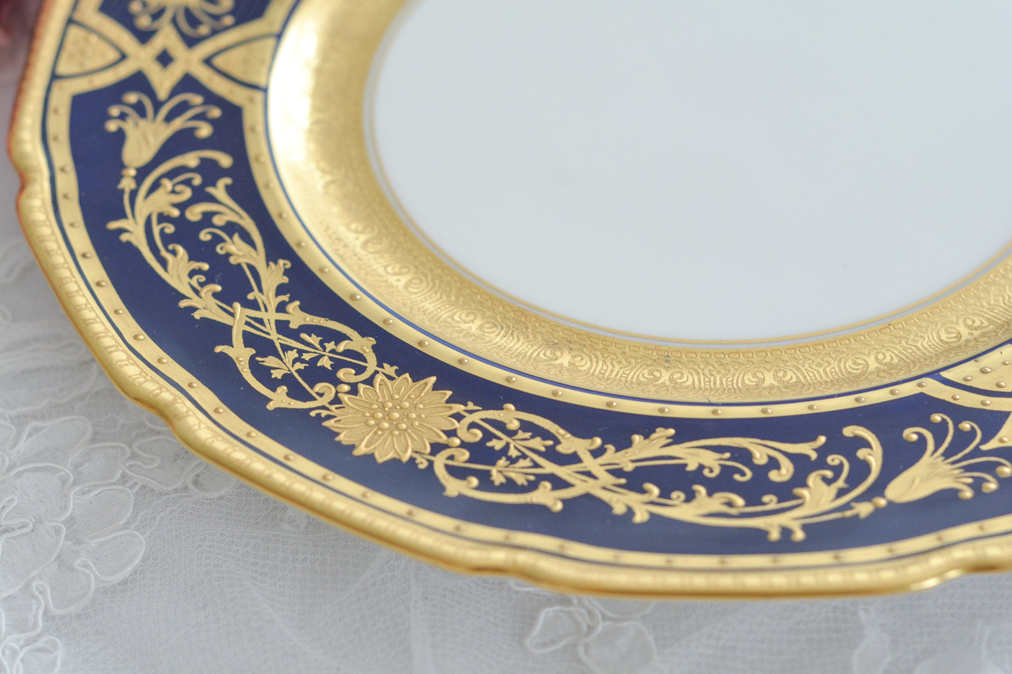 美しいコバルトブルーのお色に、豪華な金彩の模様。ロイヤルドルトンのとっても豪華なディナープレートです。大きいサイズなので、サービングプレートにもお使いいただけます。どんなお菓子やお料理も華やかに演出してくれそう。状態も大変よく、活躍してくれること間違いなしです!